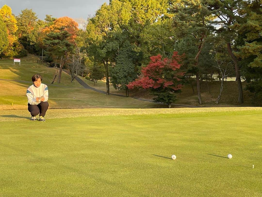 大江香織さんのインスタグラム写真 - (大江香織Instagram)「LPGAステップアップツアー 京都レディースオープン、解説のお仕事でした。 新垣比菜さん、優勝おめでとうございます！ ピンを狙っていく強気なプレースタイル、ショートゲームの安定感。 良い時の新垣さんが戻ってきているように感じました。 黄金世代を引っ張ってきた実力者、この優勝を弾みにして更なる活躍を期待しています！ ⁡ ステップアップツアーの最終戦。 賞金ランキングも今大会で決まるということで、選手達の思いのこもったプレー。間近で見ていて心動かされました。 満足いく一年になった選手、そうでなかった選手。様々だったと思います。 選手の皆さん、１年間熱いプレーをありがとうございました！ ⁡ 産後初の解説。 喋るのが久しぶり過ぎて、口も頭も回らず苦労しました。笑 反省点だらけですがとにかく楽しかったです！ スカイＡの皆様、貴重な機会をありがとうございました😊 ⁡ #LPGA #ステップアップツアー #京都レディースオープン #スカイＡ」11月21日 12時31分 - _kaori.ohe_