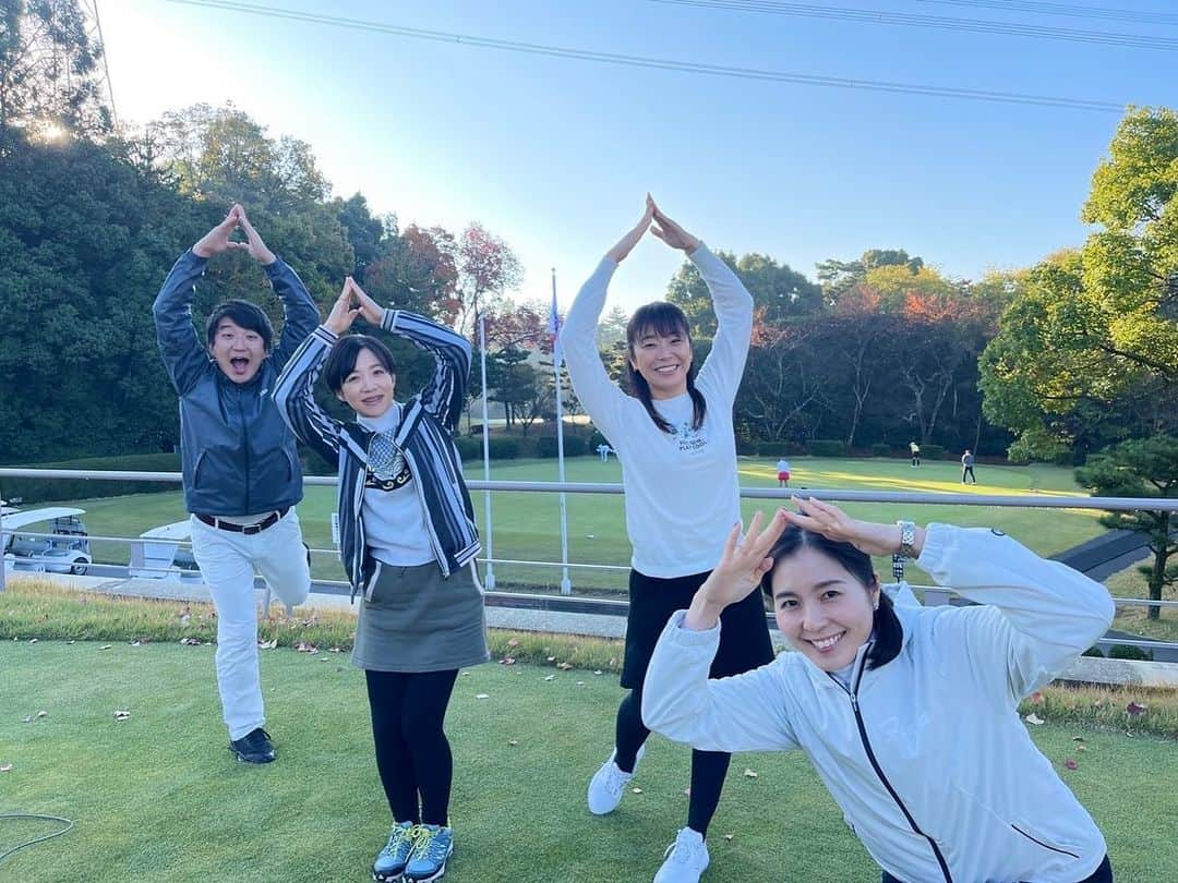 大江香織さんのインスタグラム写真 - (大江香織Instagram)「LPGAステップアップツアー 京都レディースオープン、解説のお仕事でした。 新垣比菜さん、優勝おめでとうございます！ ピンを狙っていく強気なプレースタイル、ショートゲームの安定感。 良い時の新垣さんが戻ってきているように感じました。 黄金世代を引っ張ってきた実力者、この優勝を弾みにして更なる活躍を期待しています！ ⁡ ステップアップツアーの最終戦。 賞金ランキングも今大会で決まるということで、選手達の思いのこもったプレー。間近で見ていて心動かされました。 満足いく一年になった選手、そうでなかった選手。様々だったと思います。 選手の皆さん、１年間熱いプレーをありがとうございました！ ⁡ 産後初の解説。 喋るのが久しぶり過ぎて、口も頭も回らず苦労しました。笑 反省点だらけですがとにかく楽しかったです！ スカイＡの皆様、貴重な機会をありがとうございました😊 ⁡ #LPGA #ステップアップツアー #京都レディースオープン #スカイＡ」11月21日 12時31分 - _kaori.ohe_