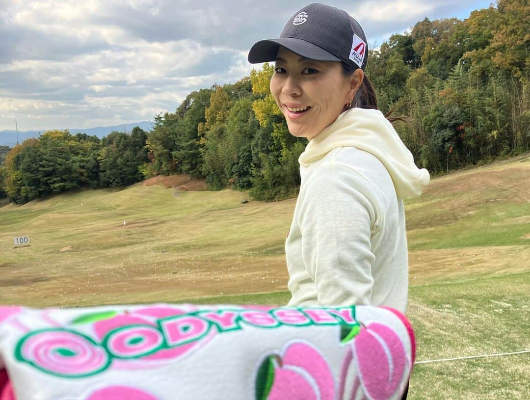 大江香織さんのインスタグラム写真 - (大江香織Instagram)「LPGAステップアップツアー 京都レディースオープン、解説のお仕事でした。 新垣比菜さん、優勝おめでとうございます！ ピンを狙っていく強気なプレースタイル、ショートゲームの安定感。 良い時の新垣さんが戻ってきているように感じました。 黄金世代を引っ張ってきた実力者、この優勝を弾みにして更なる活躍を期待しています！ ⁡ ステップアップツアーの最終戦。 賞金ランキングも今大会で決まるということで、選手達の思いのこもったプレー。間近で見ていて心動かされました。 満足いく一年になった選手、そうでなかった選手。様々だったと思います。 選手の皆さん、１年間熱いプレーをありがとうございました！ ⁡ 産後初の解説。 喋るのが久しぶり過ぎて、口も頭も回らず苦労しました。笑 反省点だらけですがとにかく楽しかったです！ スカイＡの皆様、貴重な機会をありがとうございました😊 ⁡ #LPGA #ステップアップツアー #京都レディースオープン #スカイＡ」11月21日 12時31分 - _kaori.ohe_