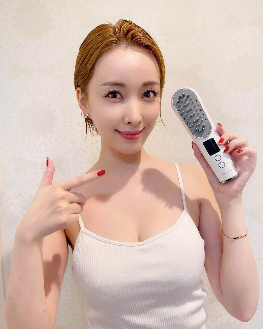 瀬戸早妃のインスタグラム：「嬉しい美容グッズ見つけちゃった🫢💕  アタッチメントを変えるだけで、 頭皮とフェイスを簡単にケアできちゃう EMSアイテム🥰 @wavewave.wavewave   深く届くラジオ波で丁寧にリフトアップ🫧 浴室でも使えるのが嬉しい🛁 半身浴しながらのんびり使えます…✨ 　 ネック、おでこ、口元、髪の毛、 気になる箇所に重点的に使用しています💋✨  濡らして使うと効果アップ⤴️ 少しピリピリするけどやみつきになる感覚💡⚡️ みなさまも是非お試しあれっ💆‍♀️🪞  #wavewave  #EMS #頭皮ケア #美肌ケア #電気ブラシ  #電気針  #美容ブラシ  #美顔器  #美容グッズ #美容アイテム #skincare #haircare #楽天市場」