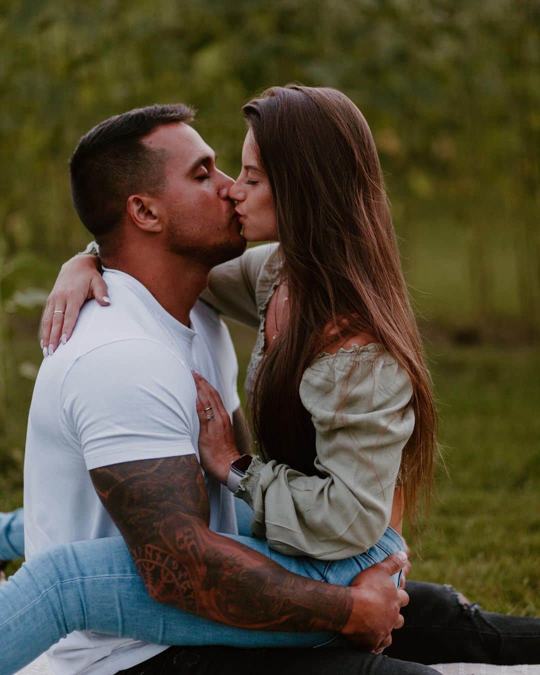 モルガーナ・ギマッキのインスタグラム：「Um ano de casados, quem diria? Que escolha maravilhosa eu fiz de viver ao seu lado, quantas aventuras, momentos incríveis, de felicidade e de tristeza também, mas sempre seguindo lado a lado, e reerguendo um ao outro, obrigada por cada dia que você está ao meu lado! Eu te amo pra sempre paixão! Feliz um ano de casados! ♥️🥰 . . . #love #mylove #smile #happy #grateful #myperson #nature」