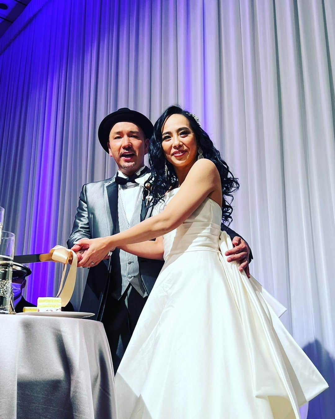 お兄ちゃんさんのインスタグラム写真 - (お兄ちゃんInstagram)「昨日はspan!の水本さんの結婚式に招待してもらいました✨  めちゃくちゃ素敵な結婚式で、もうかれこれ20年近くの付き合いになる先輩の幸せな笑顔と泣き顔が見れて良かったです😊  たくさんの芸人さんとも久々に会えて楽しかったです♪  あと、奥さんが素敵すぎる❗️  これは最高の家庭になりそうです✨ 末永くお幸せに！！  #span! #span!水本 #水本 さん #エハラマサヒロ #ビタミンＳ」11月21日 12時54分 - oniichan0715