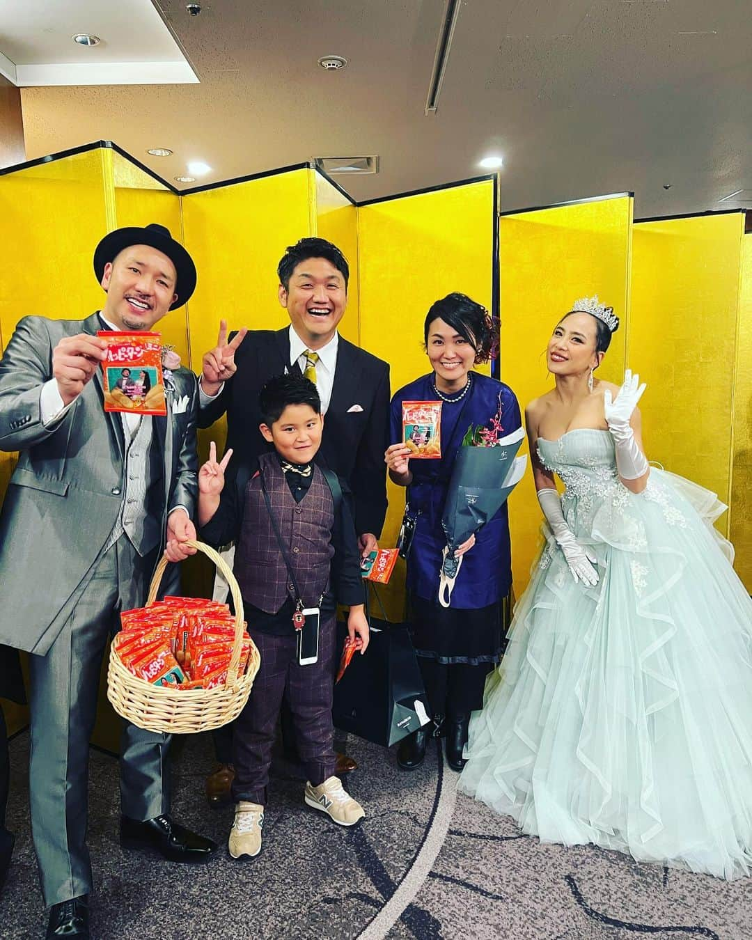 お兄ちゃんのインスタグラム：「昨日はspan!の水本さんの結婚式に招待してもらいました✨  めちゃくちゃ素敵な結婚式で、もうかれこれ20年近くの付き合いになる先輩の幸せな笑顔と泣き顔が見れて良かったです😊  たくさんの芸人さんとも久々に会えて楽しかったです♪  あと、奥さんが素敵すぎる❗️  これは最高の家庭になりそうです✨ 末永くお幸せに！！  #span! #span!水本 #水本 さん #エハラマサヒロ #ビタミンＳ」