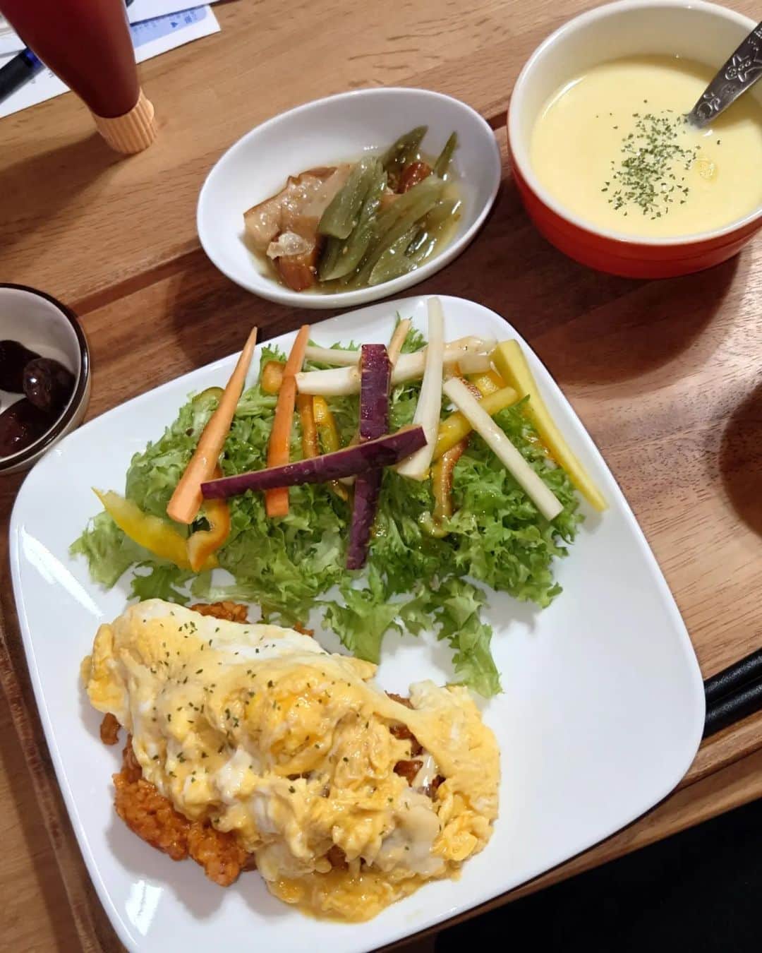 よきさんさんのインスタグラム写真 - (よきさんInstagram)「4泊5日の帰省  幼馴染の結婚式のついででゆっくりするつもりが、ご時世柄もあり延期に、、。 晴れ姿は見れずですがこの場を借りてお先にお祝いとさせてください。  結局のところ、帯広で育った20年弱でお世話になった方々や場所へ。長谷川海の聖地巡礼ツアーの始まりです。  両親、親友、バイト先、美容室にいつも行っていたごはん屋さん。 偶然も含めて4泊5日にしては沢山の人に逢えたのではないでしょうか。  そして僕は免許はありますが、ｽｰﾊﾟｰﾊｲﾊﾟｰｺﾞｰﾙﾄﾞﾍﾟｰﾊﾟｰドライバーですので、家まで送っていただいたみなさん。本当にありがとう(ﾏﾀﾖﾛｼｸﾈﾝ)  あと一言言いたいのは、みんな恋人いすぎ！！んでもって結婚しすぎ！！！ なんなのよもう。幸せオーラだけたくさん頂いてきました。ご馳走さまでした。  空気が澄んでて、ご飯が美味しくて、素敵な人たちがいる帯広が改めて好きになりました。 僕に何ができるかはわかりませんが、微々たるもんでもここにいる人やものに還元できればと。なにか少しでも地方創生に力添え出来ればいいなって思いました。  広小路のシャッター全部開けてやる あとうちのボンちゃんめっちゃ偉い子でかわいいのよ。  また帰ってきます いってきます」11月21日 13時04分 - yokisandesu