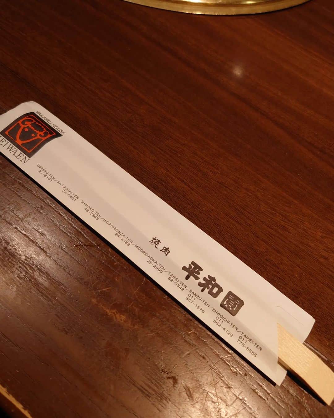 よきさんさんのインスタグラム写真 - (よきさんInstagram)「4泊5日の帰省  幼馴染の結婚式のついででゆっくりするつもりが、ご時世柄もあり延期に、、。 晴れ姿は見れずですがこの場を借りてお先にお祝いとさせてください。  結局のところ、帯広で育った20年弱でお世話になった方々や場所へ。長谷川海の聖地巡礼ツアーの始まりです。  両親、親友、バイト先、美容室にいつも行っていたごはん屋さん。 偶然も含めて4泊5日にしては沢山の人に逢えたのではないでしょうか。  そして僕は免許はありますが、ｽｰﾊﾟｰﾊｲﾊﾟｰｺﾞｰﾙﾄﾞﾍﾟｰﾊﾟｰドライバーですので、家まで送っていただいたみなさん。本当にありがとう(ﾏﾀﾖﾛｼｸﾈﾝ)  あと一言言いたいのは、みんな恋人いすぎ！！んでもって結婚しすぎ！！！ なんなのよもう。幸せオーラだけたくさん頂いてきました。ご馳走さまでした。  空気が澄んでて、ご飯が美味しくて、素敵な人たちがいる帯広が改めて好きになりました。 僕に何ができるかはわかりませんが、微々たるもんでもここにいる人やものに還元できればと。なにか少しでも地方創生に力添え出来ればいいなって思いました。  広小路のシャッター全部開けてやる あとうちのボンちゃんめっちゃ偉い子でかわいいのよ。  また帰ってきます いってきます」11月21日 13時04分 - yokisandesu