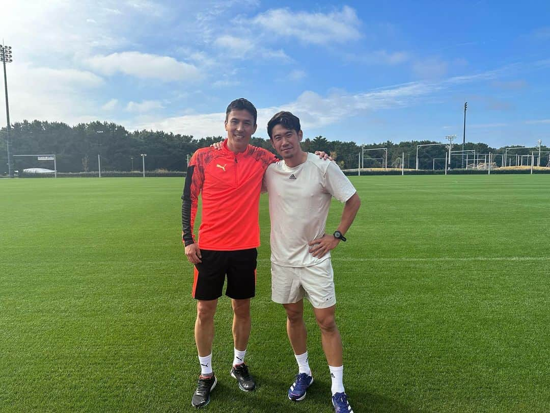 香川真司のインスタグラム：「rehab with Kaiser @makoto_hasebe_official  朝からスプリントしまくってました。凄い人です🙇‍♂️🙇‍♂️🙇‍♂️ #リハビリ順調」