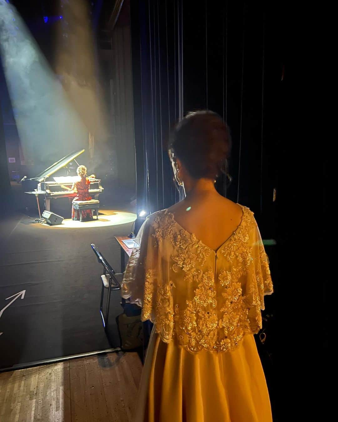 岩崎宏美さんのインスタグラム写真 - (岩崎宏美Instagram)「にいがた音楽鑑賞会終え、 帰りの新幹線に揺られています。 弘子ちゃんは二日間続いたライブなので、きっと後ろの席でぐっすり眠ってるはず。そういう私も、燕三条まで眠っていました。 ピアノと歌だけの、ピアノソングス 心地いい時間でした。 国府弘子のピアノに、 今日も酔いしれて幸せでした。 感謝‼️  新潟の友人、美以ちゃんにも会えて嬉しかったぁ〜❤️ #にいがた音楽鑑賞会 #国府弘子 #ピアノソングス #岩崎宏美 #坂井美以」11月21日 18時53分 - hiromiiwasaki_official