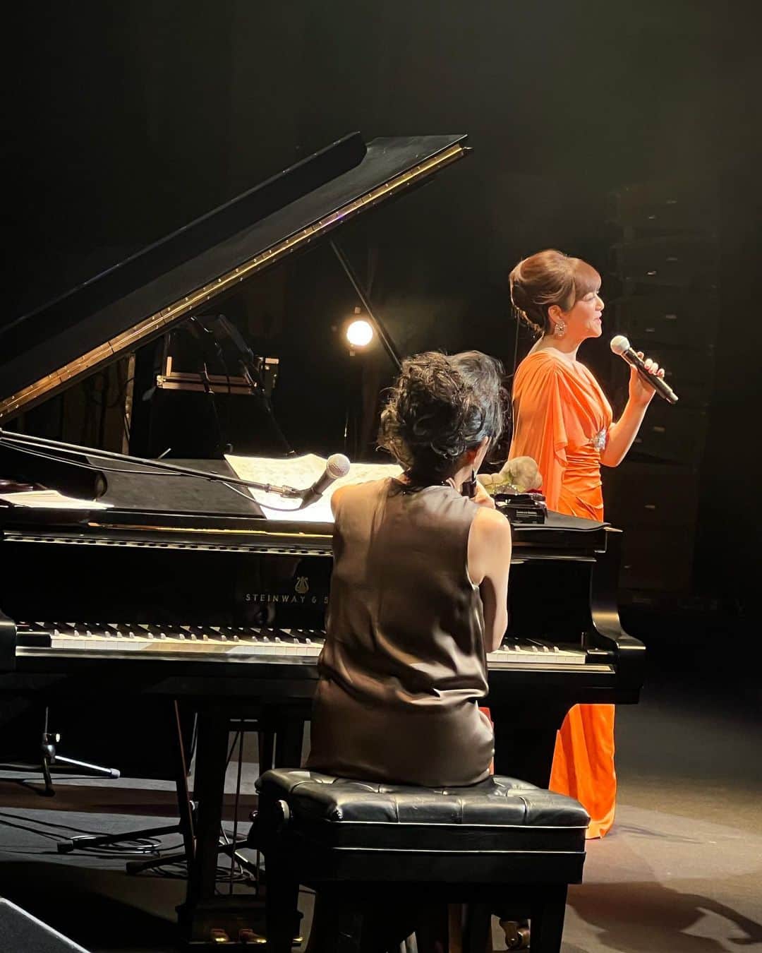岩崎宏美さんのインスタグラム写真 - (岩崎宏美Instagram)「にいがた音楽鑑賞会終え、 帰りの新幹線に揺られています。 弘子ちゃんは二日間続いたライブなので、きっと後ろの席でぐっすり眠ってるはず。そういう私も、燕三条まで眠っていました。 ピアノと歌だけの、ピアノソングス 心地いい時間でした。 国府弘子のピアノに、 今日も酔いしれて幸せでした。 感謝‼️  新潟の友人、美以ちゃんにも会えて嬉しかったぁ〜❤️ #にいがた音楽鑑賞会 #国府弘子 #ピアノソングス #岩崎宏美 #坂井美以」11月21日 18時53分 - hiromiiwasaki_official