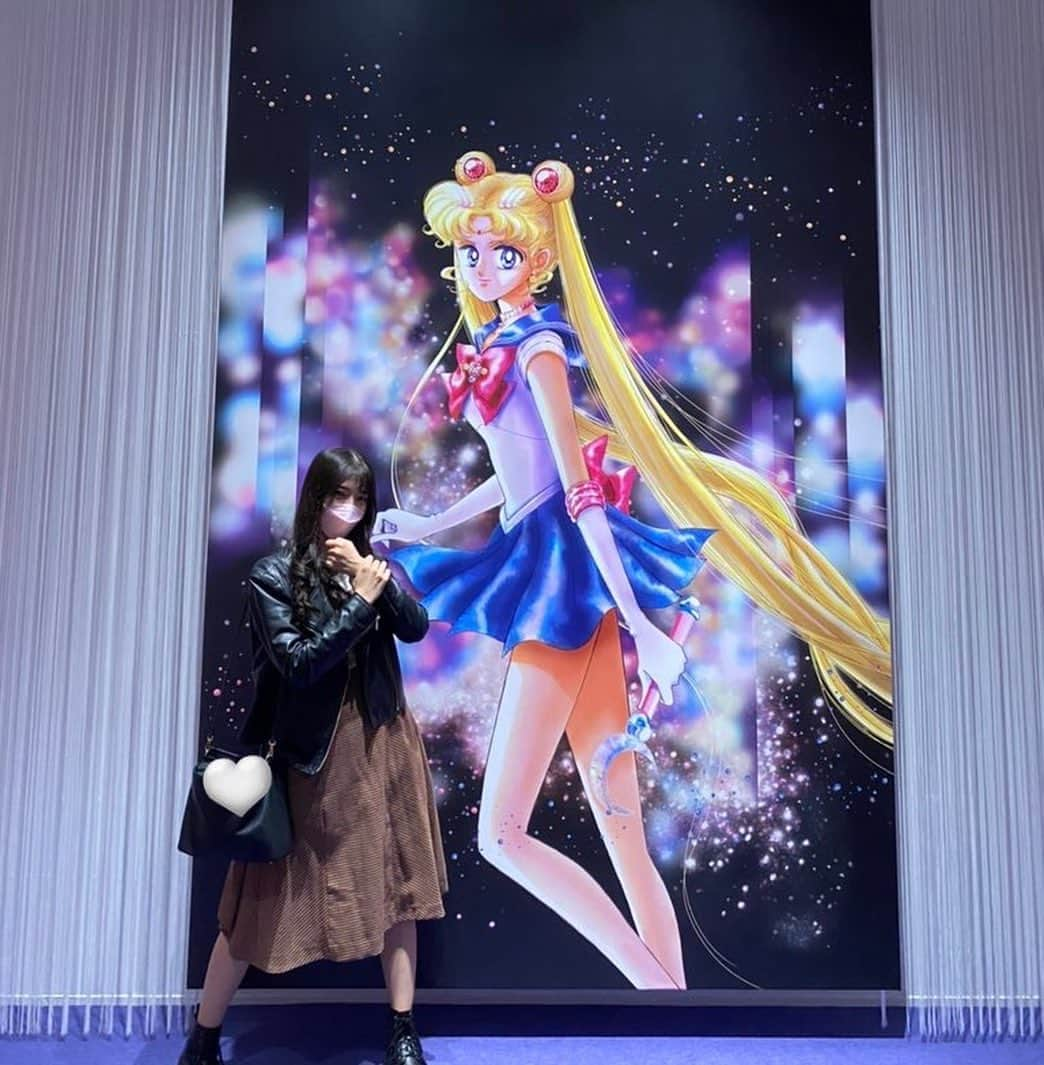 尾崎礼香のインスタグラム：「もっちゃんと #セーラームーンミュージアム に行ってきました🌙 もう素敵すぎる空間で夢のようで、、、😭✨ もっちゃんと2人で最初の方からうるうるとしてました笑  個人的に原画をみれたのが本当に嬉しかった😭💕 美しすぎました、、、。 ぜひ現地で見てほしい、、、！！！  個人的に懐かしさも感じつつ🥺 ウェディングドレスも衣装も生で見れてテンション上がった⸜(* ॑꒳ ॑* )⸝💕  キラキラ素敵空間、せめてもう一回は浴びたい😭😭😭 今回はカフェ断念したのでカフェも行きたい🥲  セーラームーンはやっぱり永遠の憧れです。  #美少女戦士セーラームーン #セーラームーン #六本木ミュージアム #夢の空間 #prettyguardiansailormoon #sailormoon #love」