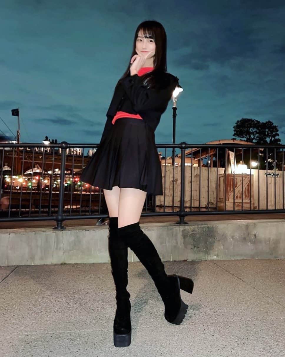 のインスタグラム：「この靴でディズニーまわったのえらい   #ディズニーコーデ  #ディズニーシー  #ディズニー風景  #ロングブーツ  #脚  #脚フェチ  #足  #黒髪ロング  #セットアップ  #絶対領域  #太もも  #ミニスカートコーデ  #idol  #脚長  #黒コーデ」