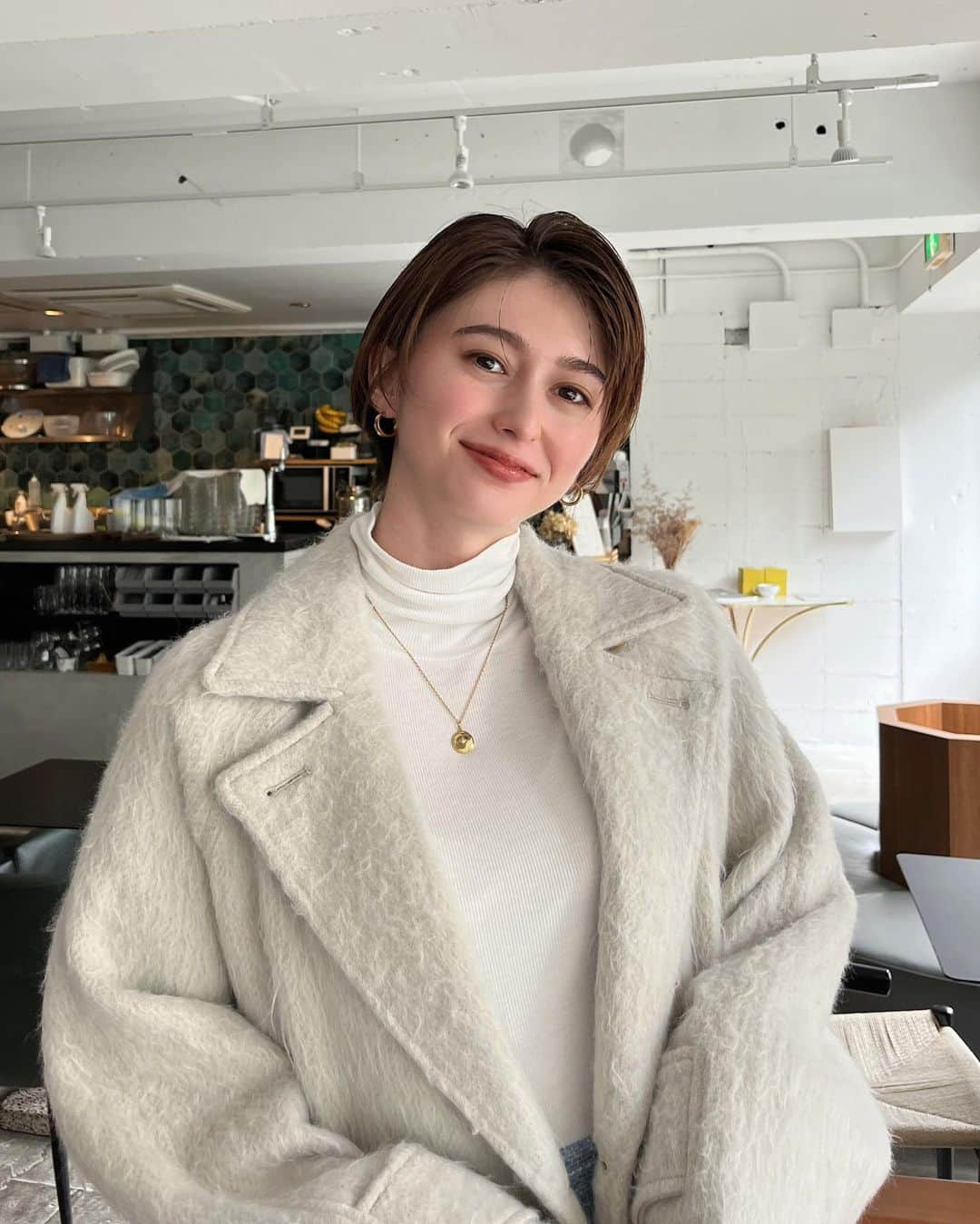 CanCamさんのインスタグラム写真 - (CanCamInstagram)「\ 𝒩𝒶𝓃𝒶𝓂𝒾🐮🧁/  発売中#cancam 12月号から #菜波 ❄️  「白×ジェラートカラーの ちょい足しでもっとかわいく♡」 撮影中でした🤍  毛足長めのシャギーコートに 包まれて暖かそうです❄️🤍  CanCam12月号発売中ですっ  #撮影中 #アネアカフェ」11月21日 14時34分 - cancam_official