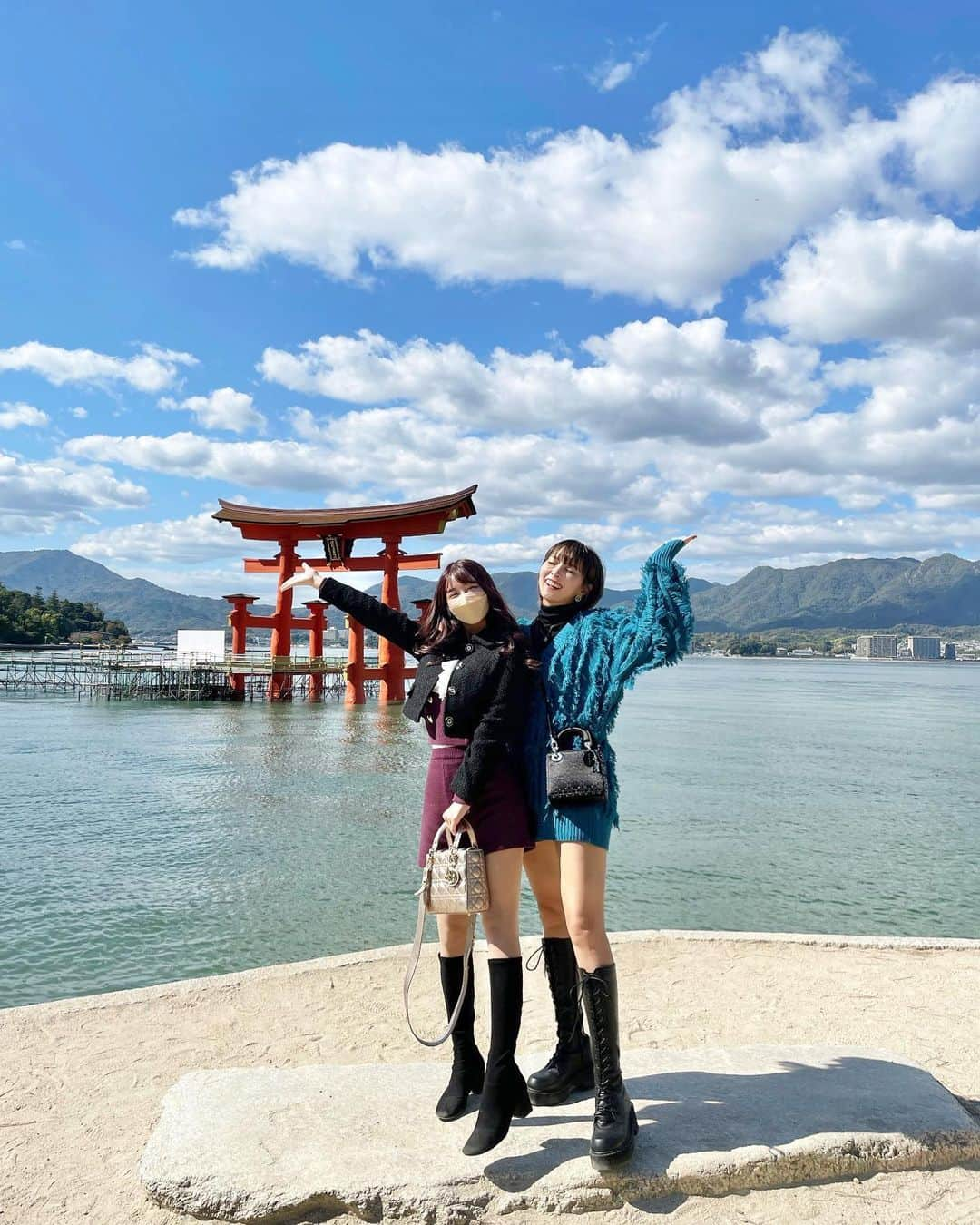 ききまるさんのインスタグラム写真 - (ききまるInstagram)「広島控えめに言って最高だった、、、 誘ってくれたななみんに心から感謝、、、、 . . . . .  .  ------------------------------  💠@kikigram_97 ←インスタ歴10年フォロワー43万人 💠-13kgダイエット成功リバウンド無し (ハイライトにまとめてあります) 💠1997.08.21 168cm 💠骨格ウェーブandナチュラル　イエベ秋 💠猫と犬との幸せな暮らし 💠事務所無所属(フリーランスインフルエンサー) →お仕事ご依頼はDMにて📩🤲🏻 💠TikTok♪、Twitter🕊も 💠KADOKAWAさんから写真集発売中 ！ 詳しくはプロフィールのURLから . フォロー、保存、コメント喜びます✨      　@kikigram_97   ----------------------------- .  . . #厳島神社 #観光スポット #世界文化遺産 #世界遺産 #世界遺産巡り #広島観光　#広島旅行 #広島旅行記 #広島県 #国内旅行　#国内旅行好き #タビジョ　#たびじょ #女子旅　#女子旅行　#鳥居　#宮島　#宮島観光 #厳島神社大鳥居 #厳島神社⛩ #hiroshima #hiroshimajapan #japantravel #japantrip #japanese #itsukushima #itsukushimashrine」11月21日 15時11分 - kikigram_97