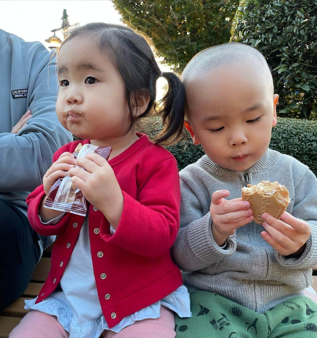 凰津りささんのインスタグラム写真 - (凰津りさInstagram)「今まで子どもたちを私と旦那以外の人に預けたことがないので、 これからの事も考えて近所の保育園の一時預かりで練習を始めてみましたっ‼️  2回預けたけど、 トシは毎回号泣😭 トキは毎回送って行った時に私の顔も見ずに走り去って園の中に入っていきます🤣  いっつも1番私にベッタリなトキが1番心配いらなかったみたい🤣  まさかのトシが3時間ずーっと泣いていたらしい🤣  先生からの連絡帳には、 トキちゃんお人形にご飯をあげたり、お兄ちゃんのおトイレに一緒について行ったりしました。 お弁当を見るとニコッと笑ってました。  と、、、🤣  トシは、 他のお友達によしよししたり、数字を並べたりレールで遊んでいました。 泣きながらもお弁当完食しました。  と、、、🤣 泣きながらしっかり食べてるんかい‼️笑  トキは私以外でおトイレに行ったことがないし、言葉がまだ出ないので先生に伝えられるかどうか（家では自分でトイレに行く）、本当に心配で着替えも沢山持たせてた。 初めての先生（流石プロ✨）とでもおトイレに行けたこと、人形遊びをすること、私が知らないところでしっかり成長してくれてたことにビックリしました🫢❤️  そして甘えん坊長男よ🤣 迎えに行ったら、 『マミーーーーーー😭💦』 と叫んで玄関に走って来たw ずっと泣いていたせいで体が強張ってて可哀想だったけど、、、 面白かったよね。。。🤣  そして、爆泣きしてる自分が恥ずかしくなって来たのか、泣きながら笑い出しました🤣  そして家に帰ってトシが、 『弁当おいしかったねー また、食べたいねー』 って言ってくれたのよ。 何より嬉しい励みになる言葉❤️  トキは空になったお弁当箱見て、思い出したかのように笑ってるし、何回もお弁当台所から持ち出すから、きっとお弁当タイムが気に入ったんだろう‼️ と、母は思いたいですww  さて、明日も預けるので、今からお弁当の仕込みしなきゃだわよ💦  お弁当作って 朝ごはん作って 朝ごはん食べさせて 着替えて 子どもら送って 仕事行って 仕事やって 仕事から帰って 子どもら迎えに行って 夕飯作って お風呂入れて 保湿して 歯磨きして 寝かせて、、、 って働きながらやってるお母さんってほんと凄いなぁ💦 と、心から尊敬😭  この合間合間にも沢山やる事あるよね。 片付けも掃除も💦  いやぁ、 参った参った‼️  まだまだ笑顔で頑張らなきゃいけないね🔥  #食い意地 しかない #2番目 #弱肉強食 #兄より先に食べ終わり #兄のご飯奪うわよ‼️ #強い女の子 になったくださいね #甘えん坊長男」11月21日 15時36分 - outsu.risa95