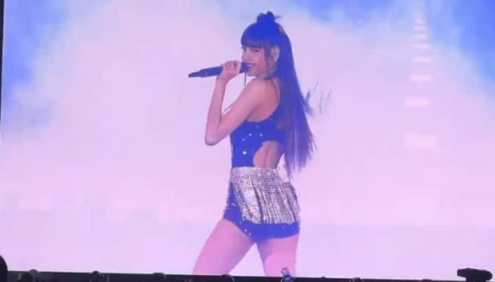 リサのインスタグラム：「Another fantastic performance 🧎  ctto: . . . #LISA #LALISA #리사 #블랙핑크 #BLACKPINK #LALISAMANOBAN #LALISAMANOBAL #blackpinklisa #lisablackpink」