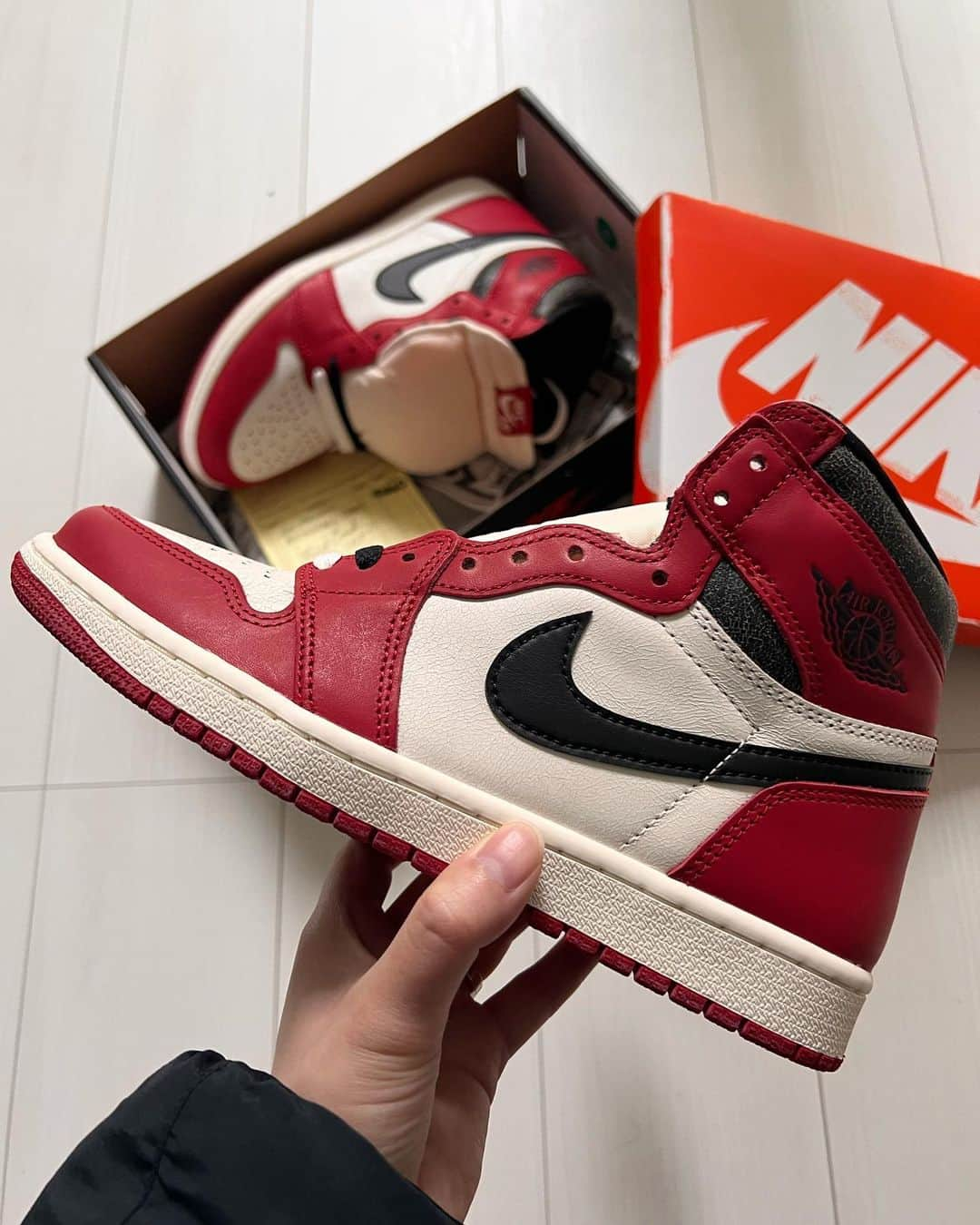 岩崎藍のインスタグラム：「. . NIKE AIR JORDAN 1 RETRO HIGH OG "CHICAGO LOST & FOUND" . . た ま ら な い . . #jordan1 #airjordan1 #aj1 #jordan #jumpman #jordan1chicago #jordan1chicagolostandfound #jordan1club #sneakers #sneakerheads #sneakergallery #sneakerfiles #sneakerstylejp #sneakersaddict #sneakerness」