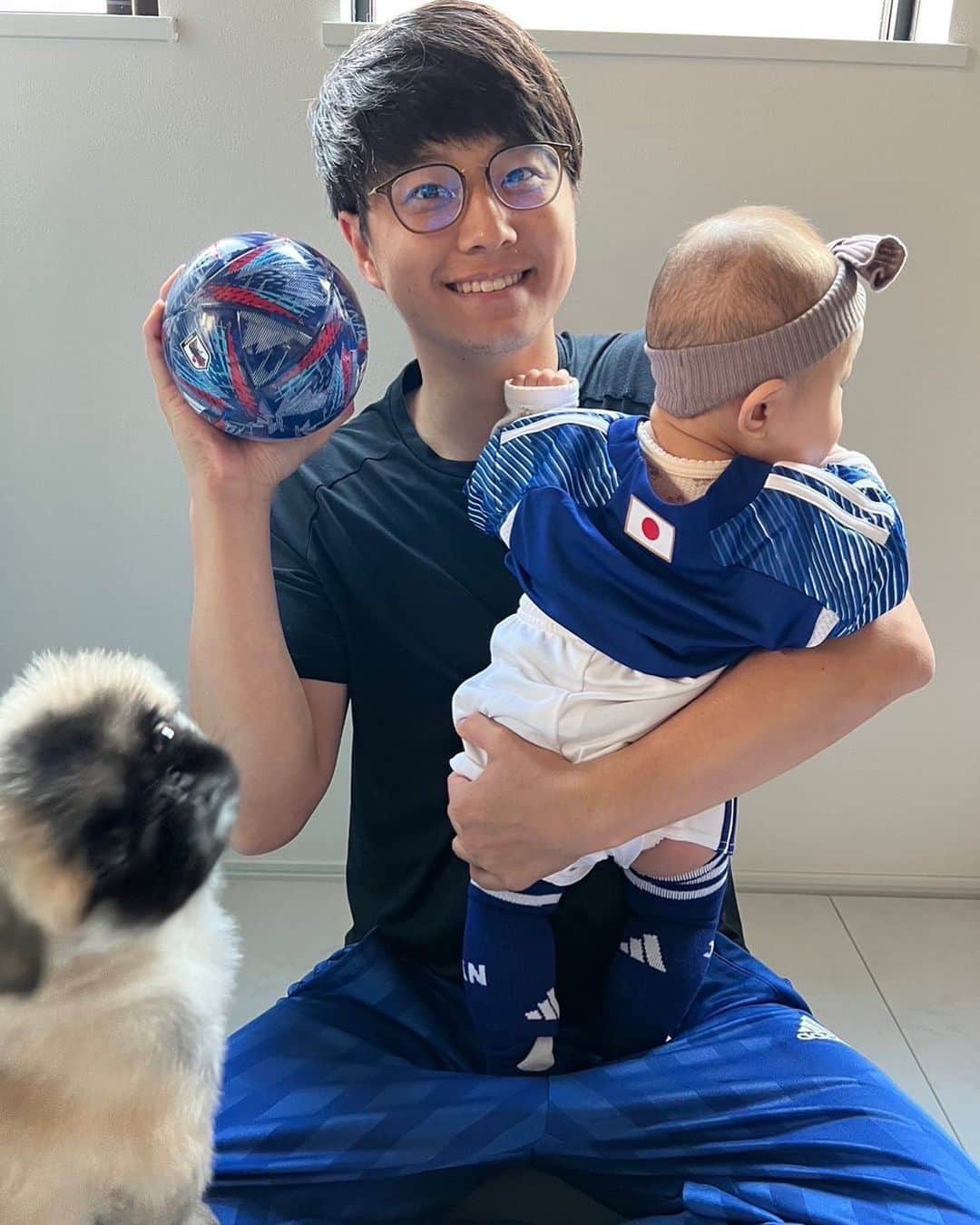 フジテレビアナウンサーのインスタグラム：「ついに始まった4年に1度のサッカーの祭典！日本代表が強豪相手に、どんな闘いを見せてくれるのか！ そして、世界最高峰のプレーの数々！ いまから楽しみ、ワクワクが止まりません！  今回は、娘に代表ユニフォームを着させて、一緒に日本を応援します！  ガンバレ！日本！！  #FIFAワールドカップカタール2022 #黒瀬翔生」