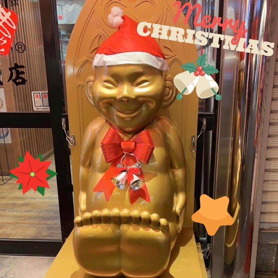 串カツ 新世界串カツいっとく【公式】のインスタグラム：「「クリスマスは #いっとく で決まり♪」  いつも #新世界串カツいっとく にご来店いただき誠にありがとうございます✨ ますます寒くなりましたが、皆様いかがお過ごしでしょうか？😊  大阪はすっかりクリスマス一色になりましたね🥰 いっとく道頓堀店の店頭でお客様をお迎えするビリケンさんも クリスマスの帽子をかぶっておめかししています💕  大阪の街は夜になるとイルミネーションがとってもきれいです😉  いっとくでは 【＃大阪いらっしゃいキャンペーン】や 【＃大阪市プレミアム付商品券】もご利用いただけますので 旅行やお食事の際には、是非 ＃いっとく へお越しください🍺  ・‥…━━━━━━━━━━━━━━━━‥…・ 仕事終わりや旅行にもピッタリの店舗をご紹介します♪  ▶　新世界エリア 【#いっとく本店】 【#いっとく劇場前店】 【#いっとく通天閣店】 【#いっとく新世界店】 【#いっとく別館】 #通天閣 #天王寺動物園 #スパワールド から徒歩すぐ！  ▶　難波エリア 【#いっとく道頓堀店】 【#いっとく法善寺店】 【#いっとく難波千日前店】 【#いっとく道頓堀店】 道頓堀店は有名な観光名所である #道頓堀 が望める場所にあります♪  ▶　本町エリア 【#いっとく本町店】 本町店はビジネス街の中にあり、仕事終わりのサラリーマンで連日満席♪  ▶　梅田・阪急エリア 【#いっとく阪急三番街店】 【#いっとく阪急梅田かっぱ横丁店】 【#いっとく阪急梅田東通店】 三番街店、かっぱ横丁店は駅直結で利便性抜群！  ▶　梅田・駅ビルエリア 【#いっとく大阪駅前第1ビル店】 【#いっとく大阪駅前第３ビル店】 こちらの大阪駅前ビルも駅直結！ ディアモールや百貨店などの主要施設から地下通路を通ってご来店いただけます！  皆様のお越しを、心よりお待ちしています。  ▼▽▼ホームページはこちら▼▽▼  https://www.to-kosan.com/ 各店舗をクリック！メニューも掲載しております。  ▼▽▼いっとく公式LINE更新中▼▽▼  お店のネット予約やデリバリーのご注文の他 通販の注文などもLINEから行うことができます◎ ぜひ、友だち登録してください♪  ↓こちらのURLから友だち登録できます↓ https://lin.ee/sU7wBt1  ▼▽▼全国にいっとくの串カツをお届け中▼▽▼  お気軽にご注文お待ちしております♪  ↓↓オンラインショップ↓↓ ■新世界串カツいっとく 楽天市場店 https://www.rakuten.co.jp/ittoku9499/ ■新世界串カツいっとく BASEショップ https://ittoku.base.ec/  ↓↓出前（デリバリー）↓↓ ■（出前館）新世界　串カツ　いっとく　千日前店 https://demae-can.com/shop/menu/3070268/ ■（Uber Eats）新世界串カツいっとく 難波千日前店 https://tinyurl.com/yjupw36n  #串カツいっとく #大阪市 #大阪グルメ #大阪観光 #大阪美食 #梅田　#難波　#新世界」