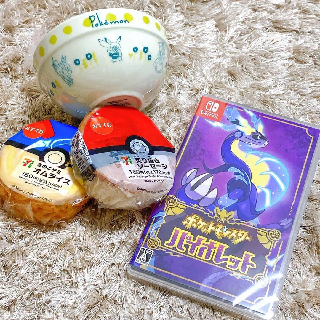 渡辺茉莉絵さんのインスタグラム写真 - (渡辺茉莉絵Instagram)「待ちに待った#ポケットモンスターバイオレット やっと届いてた🎀💜💜💜 #セブンイレブン の#モンスターボールおにぎり と発売記念の#一番くじ と共に🥹🫶 今夜からやるぞーーーっ😌💘 #ポケモン #一番くじポケモン #ポケモン歴20年以上 #ポケモン女子 #ポケモン好きと繋がりたい #ポケモンsv #ポケモンバイオレット」11月21日 16時13分 - maritan_118