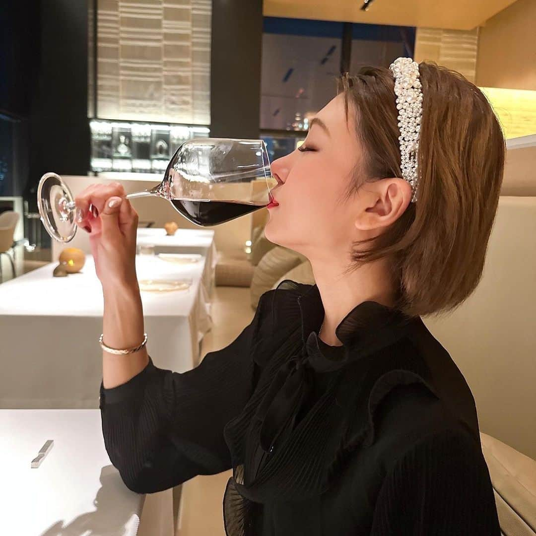 坂井雪乃のインスタグラム：「winelover 🍷❤️  #nomnom  #アランデュカス #chanel  #シャネル #ワイン #赤ワイン #wine #winelover #redwine」