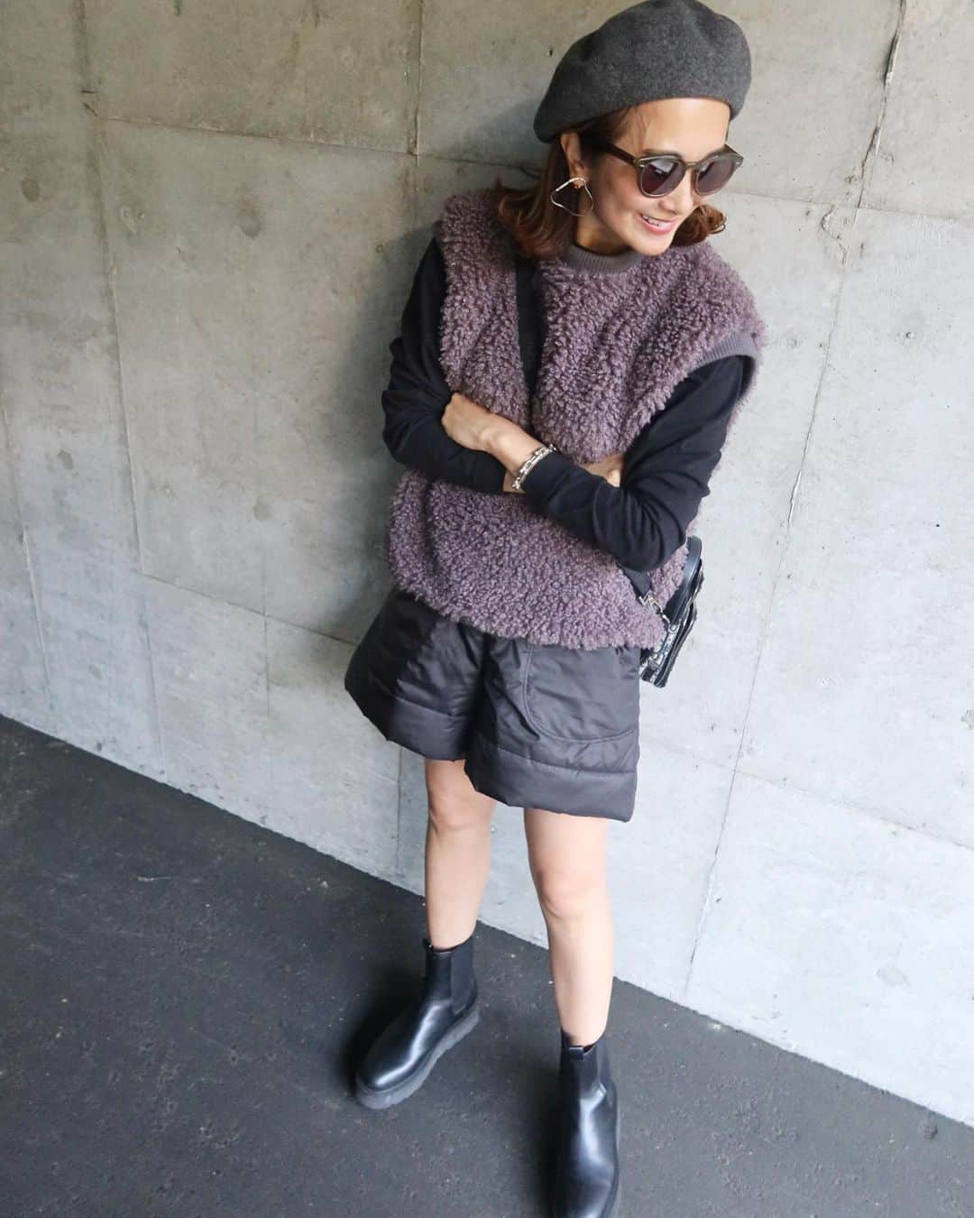 Mai Wakimizuのインスタグラム：「black×grayなのにモード過ぎないのはブーグレーベストの存在感のおかげかな♡今はまだベストがアウターで十分だけど、冬はこの上からコートも羽織れちゃう！予約販売ではblackが人気だったけど、スタッフ人気は実はgray＼(^o^)／そして1人1枚状態のパフショーパンの今季最後の販売は今夜までです♡こちらもblackがダントツ人気！ pants:#linkable @linkable_official(今夜23:59まで予約販売中) vest:#linkable @linkable_official(今週25日発売予定)」