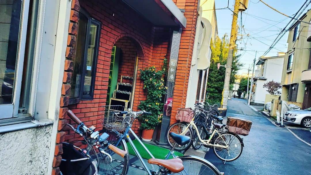 MAKKIのインスタグラム：「あっちーお湯ｻｲｺｰなのよ✨  昔から変わらないのか誇張してるのか。。。  すげーよき。  #平和」