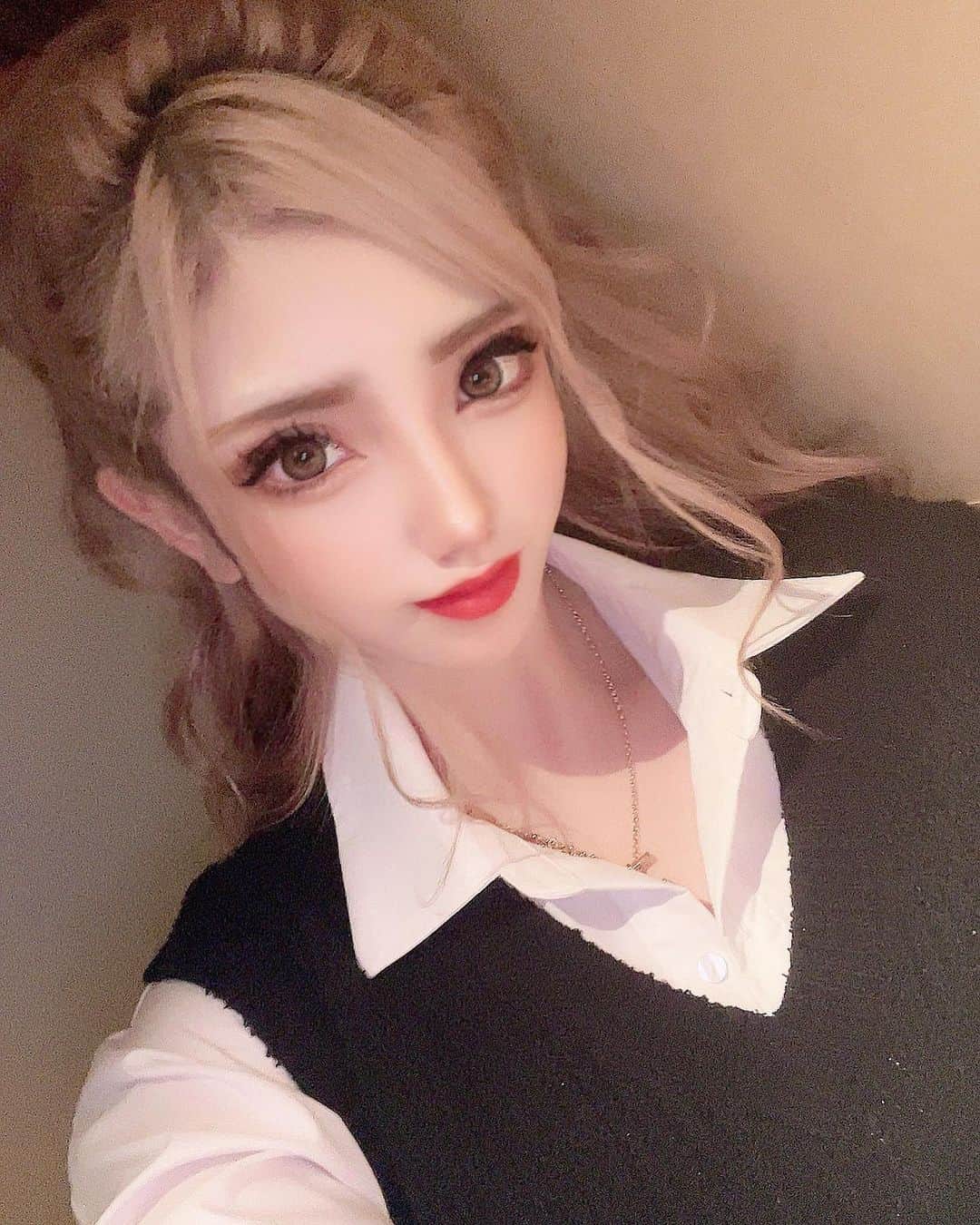 じゅりあのインスタグラム：「◀︎Follow me✨✨ . . 今月は絶対厄月😑 体調フルマックスで悪い。 . .   #姫咲じゅりあ #名古屋 #錦3 #ファッション #scene #シーン #じゅりあ #ギャル #model #モデル #ドレス #dress #フォロー返し #フォロバ100 #キャバ嬢 #キャバクラ #歌舞伎町 #六本木 #ミナミ #北新地  #いいね返し #l4l #f4f #fashion」
