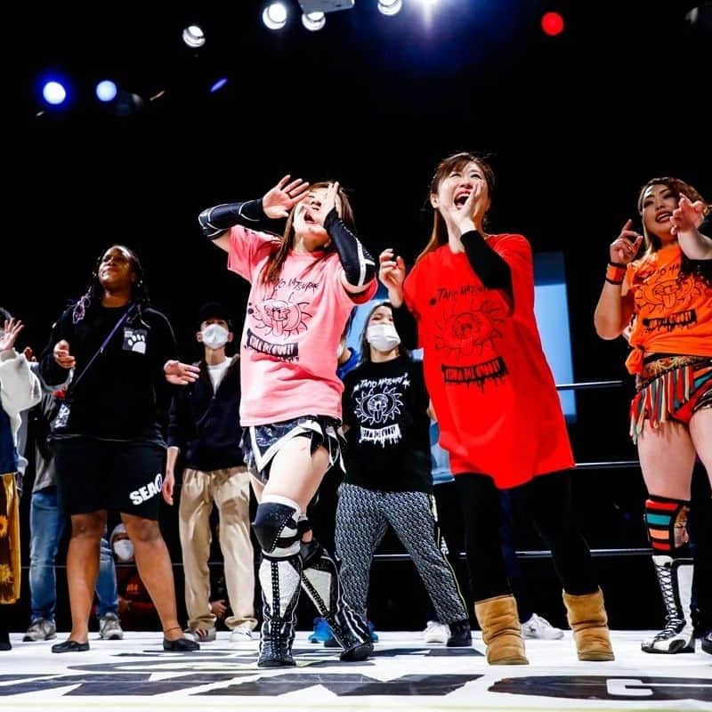 藤本つかささんのインスタグラム写真 - (藤本つかさInstagram)「たいよう祭3、大成功でした！  まさになつきさんの人柄が出たイベント。  歌も旅も新喜劇もプロレスもバンドも全部が融合してて、最後のなつきDJタイムと打ち上げは凄まじかったです🤣  妊婦なのにはしゃぎすぎた！  女子プロバンドも試合より緊張したけど、おわった瞬間涙ー!!  渾身の一曲でしたが、次こそは数曲やりたいです。。。って毎年言ってるけど。  ありがとうございましたー!!  #たいよう祭3 #女子プロバンド #お笑い #プロレス #FUNKIST #南月たいよう #中島安里紗 #松本浩代 #小林香萌 #藤本つかさ」11月21日 16時38分 - tsukka0730official