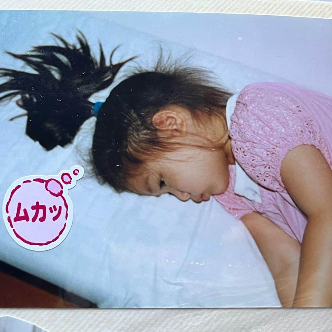 ひよんのインスタグラム：「👶🏻👶🏻  結婚式の準備してて昔の写真出てきた🤣👏🏻  1枚目は弟が産まれて、弟ばっかりで自分に注目してくれないから怒ってるらしい笑  2枚目はプリセンスみたいなお洋服着てご機嫌な様子🥳  #ひよん」