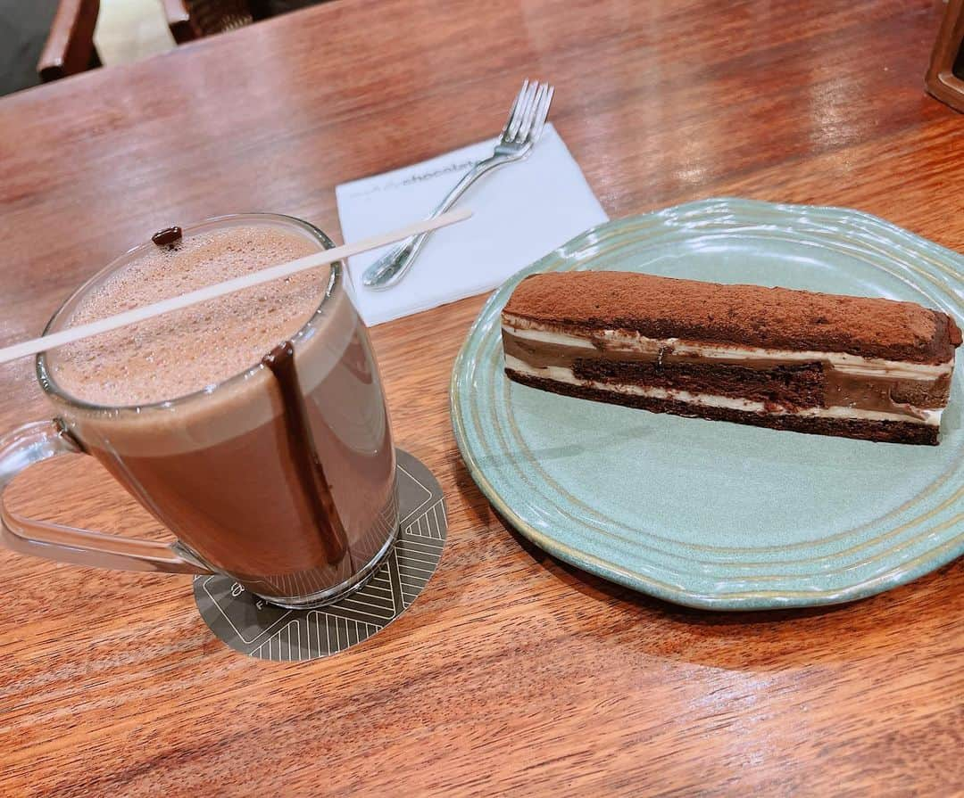 鈴木ちなみのインスタグラム：「🍫🫖💞  お気に入りのカフェで 美味しい時間🤤  ケーキはティラミスにしました🍰🤎  本当はミルクレープがイチオシなんだけど 只今レシピの再構築のため ミルクレープはお休みだそうです😴  #シンガポール #移住生活」