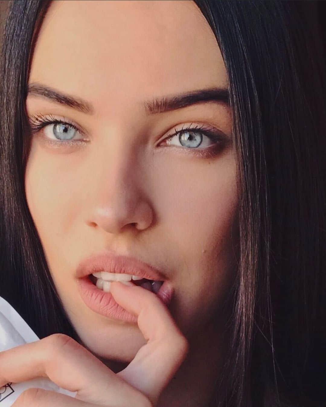 DASHA Dのインスタグラム：「Time flies. I just love this pic…♥️ . . . : . . . . #2017 #photo #selfie #selfietime #selfiegram #selfiegirl #blueeyes #makeup #blueeyesbrunette #likeforlikes #liketime #milano #italy #iliveinitaly #comolake #lombardia #modelitaly」