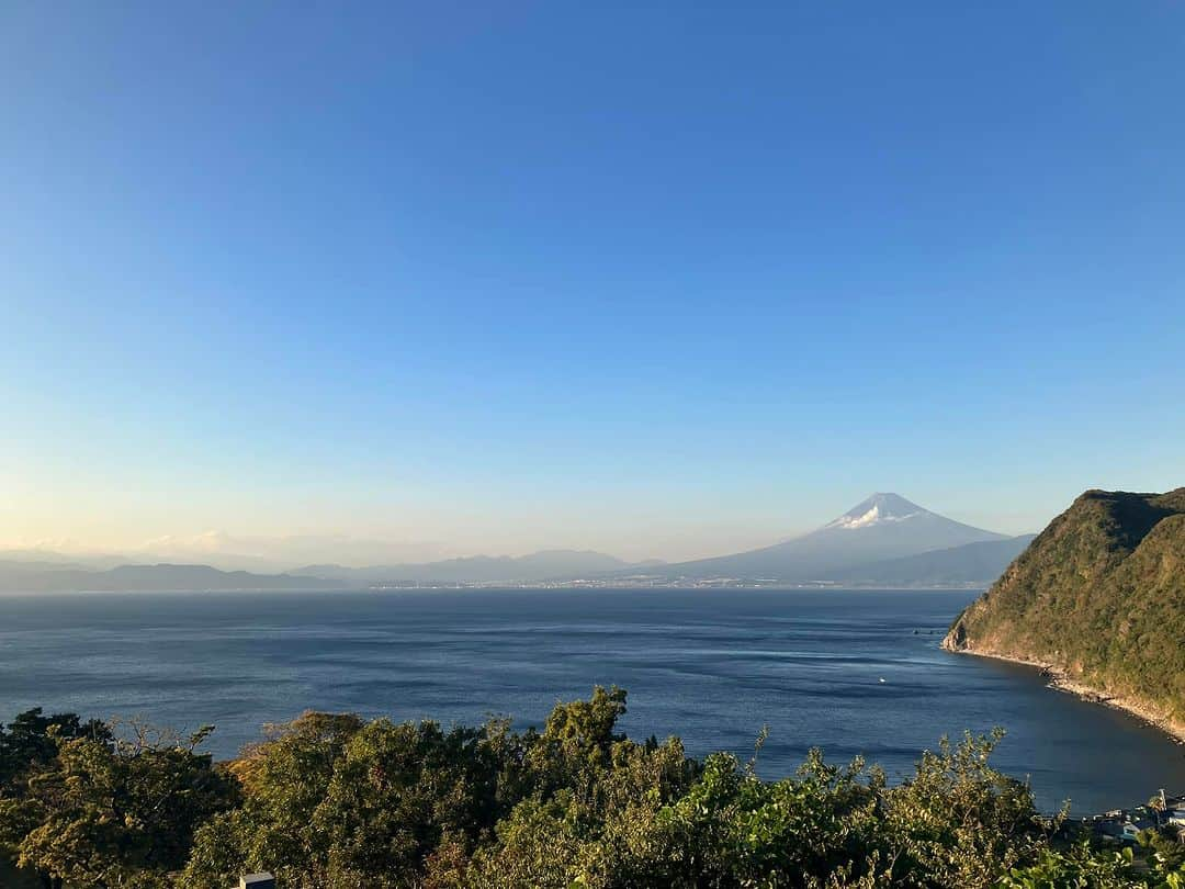 広田みのるさんのインスタグラム写真 - (広田みのるInstagram)「秋のツーリングタイム。 天候の関係でまたも東北方面断念。 そうなれば3週連続の御山を堪能しに行きましょう！ 以前から走ってみたかった西伊豆スカイラインへGO! 併せて伊豆国と相模国の一宮参拝だ！ ヒャッホーっ！  とばかりに絶賛工事中の東名高速を西へ。 まんま走るのもなんだし渋滞もイヤなので初めて走る小田原厚木道路を抜け、箱根新道で一気に箱根越え。 つくづく現代でも交通の要所ですよね、箱根。  稜線伝いでもよかったのだけれど、いずはんとのど真ん中を抜けたくて現金払いの有料道路を抜けつつ伊豆月ヶ瀬へ。 修善寺を軽やかにスルーして西伊豆は土肥へ抜ける寸前で山道に突入。  山道を駆け上がるとそこは西伊豆スカイライン。 一旦南へハンドルを向け仁科峠を目指す。 一服後、いざ憧れの西伊豆スカイラインの稜線を北へ。  どピーカンの伊豆の山の上は最高の一言。 これを走りたかった。 この景色を見たかった。 駿河湾越しの富士山は久しぶり。 大満足&大満喫。  マニアックな大瀬テント村で久々ムーンライト1 で一泊した翌日、戸田の道の駅で天然温泉を堪能した後、いざ三島大社へ。  This is 一宮！ 見事としか言えない風格でした。  その後は沼津を目指し、深海水族館でシーラカンスを堪能し市内で一泊。 兄様ありがとう。  最終日、高速に乗りたくなかったのでまずは下道で十国峠へ。 芦ノ湖越しの富士山を堪能し、一年ぶりのターンパイクを抜け小田原へひたすらくだり1号線〜西湘バイパス〜茅ヶ崎のルートを経て、相模国一宮の寒川神社へ。 とても趣きのあるお社でした。 七五三のご家族が微笑ましかった。  さて、あとは無事帰るのみ。 国道1号から自分的にキングオブ有料道路の第三京浜へ。 東京が近づいてくる片道3車線の国内最初のハイウェイがたまりません。 ウチの相棒そんなにスピード出ないのでちょっと怖さもあるけど。  玉川から等々力を抜け環七で帰宅。  よく走った、よく遊んだ、よく堪能した3週間でした。  結論。  富士山はどこから見てもカッコいい。」11月22日 3時15分 - minoru.hirota.73