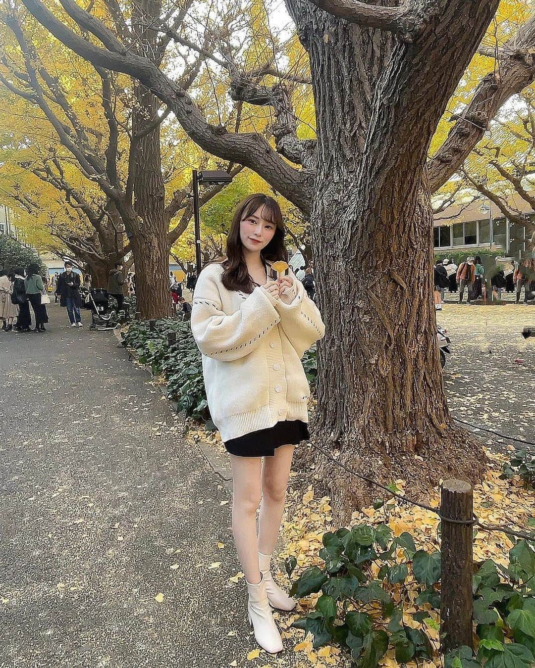 長沢菜々香のインスタグラム：「SHEINで冬服購入したよ⛄️❄️  可愛いお洋服から大人っぽいお洋服まで、色んなの選んでみたʕ•̫͡•♡ 最後の犬トレーナー（裏起毛）はウィメンズ用なので、男性の方もおそろいにできるよん。  クーポンコード使うと20%になるので是非。SGFnanako0104  シーインでこの番号入れると、どのお洋服かチェックできるよ(ᵔᴥᵔ)↓  1.2枚目 カーディガン 5904992 スカート  5905092 ブーツ  5254412  3.4枚目  トップス  11064311 スカート  5905092 アウター  11492354 ブーツ　5254412 スニーカー  1685757  5枚目 トップス 2705170  6枚目 トップス　11364316 スカート 5905092 ブーツ 5254412  7枚目 ジャケット　3494119 8枚目 トレーナー 11358450  SHEIN Black Friday Sale is kicking off  @shein_japan   #SHEINgoodfinds#SHEINblackfriday#SHEINforall#ad"」