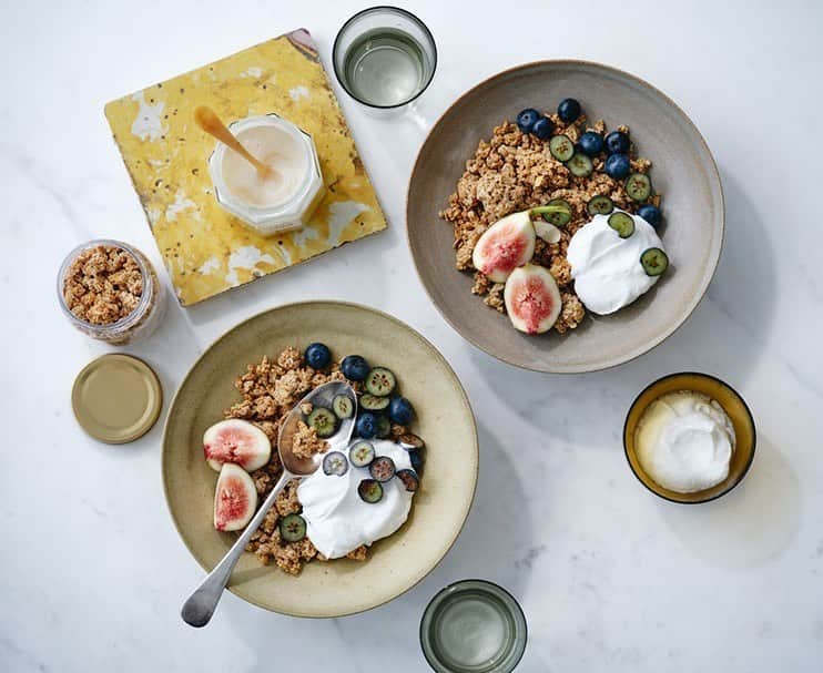 ellecafejapanのインスタグラム：「【朝はCOYOGULと一緒に🥣】  最近すっかり肌寒くなって秋を感じてきましたね🍂 スポーツの秋、芸術の秋、そしてなんといっても食欲の秋🍴 この季節は美味しいものが沢山で、つい食べすぎちゃいますよね💦  そんな時はELLE caféのCOYOGULで1日をスタート！✨ 罪悪感なく、美味しくヘルシーな食事で秋も楽しみましょう🍁  ▶️COYOGULのココナッツオイルには、脂肪燃焼や食欲を抑える効果、整腸効果などが😳✨ そして美容好きの方々が今注目している「亜鉛」も含まれているんです！ (最近Twitterでバズってましたね、、！)  ELLE caféオンラインショップでは、COYOGULのおトクなセットも販売中です🥣 ぜひチェックしてみて下さい🌟  #ELLE #エルカフェ #コヨグル #食欲の秋 #ハチミツ #モーニング #朝ごはん #ていねいな暮らし #朝時間 #暮らしを楽しむ #朝食プレート #おうちカフェ #腸活 #ダイエット #インナービューティー #サステナブル #低糖質 #美容食 #ヘルシーフード #ヘルシーレシピ」