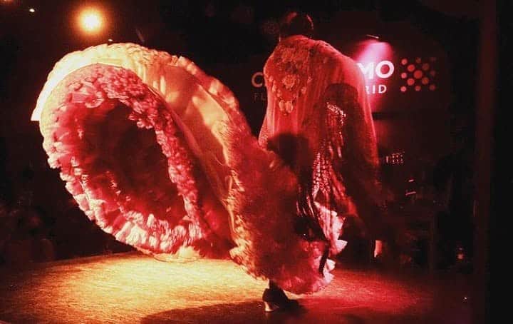 CLAUDIA. LA UTRERANAのインスタグラム：「Lirio y romero  Lirio y romero  Derraman a su paso  Los canasteros  Con menta y jara con menta y jara   Los gitanos se beben el agua clara  Y con violetas y con violetas  Los gitanos adornan sus panderetas  Manuel Molina 🎼❤️」