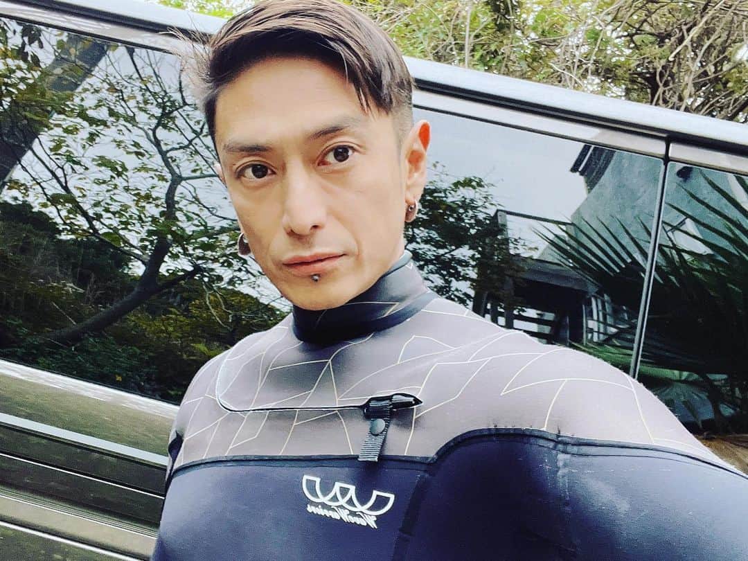 伊勢谷友介のインスタグラム：「宮崎から帰って来て、突然の呼び出しで、ホイホイ出かけてきました〜♪  2日目の波めっちゃ良かったです♪ サイズはあるけど、少しタルイ波でしたが、早いテイクオフ、パドルスピードも速いFirewire dominater2が火を吹きました🔥 波の面はゆったり遊べる余裕があり、トップターンしたり、カットバックしたりで、楽しすぎました！ あ、コロナ明けのリハビリを宮崎で出来たのが、この日ハマった様です。 それと、Wave Warriorsの3mm5mmのウェットスーツを着ましたが、着やすいし、普通肩を回すのが辛くなるはずが、メチャメチ肩が軽い！柔らかいけど柄の部分に厚みのあるので、空気が寒い今時期に完璧です。 そして3日目、最後の映像ですけど、波が上がってワールドクラスの波が！！！ 3人しか入ってない海で、アウトに出るのは大変でしたが、ドロップ出来ました。ついバンザイしちゃってます。 この日は1番薄い板で入りました。以前にinstagramに上げたグレーのJustice surfbordです。ドルフィン何度もしたもんですから、ボリュームが小さいの助かり、尚且つ掘れた大波には少し長めの板が良かったです！ あぁ、なんと言う幸せなサーフデイズ🔥  "sauce of happiness"では、僕の日々のハッピーソースのシェアや、Live配信やグループチャットでの質問ややりたい事など話し合ってます。月500円です！プロフィールから入って下さい！  #firewiresurfboards  #dominater2 #surftriton #surfing  #wavewarriors  #wavewarriorswetsuits  #justicesurfboard」