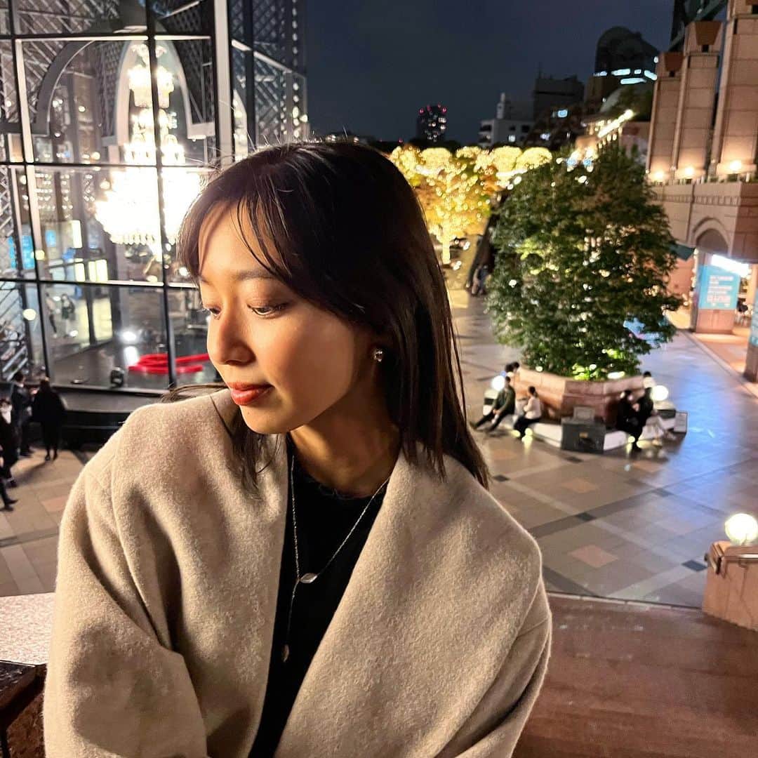 のインスタグラム：「. もうクリスマスイルミ〜 今年終わるのはやーい . ブレブレとボケボケだらけの日 . 神山まりあさん @mariakamiyama とIEDITのコラボピアスつけてお出かけした💫 . . #恵比寿 #恵比寿ガーデンプレイス #イルミネーション #クリスマス #クリスマスイルミネーション #iedit #イディット #フェリシモ #ピアス」