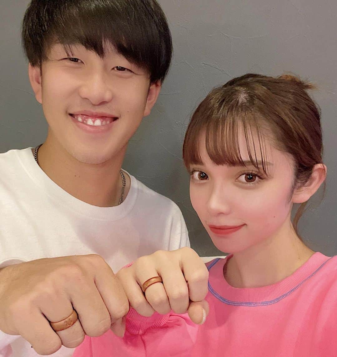 渡辺リサのインスタグラム：「ずっと愛用してるシリコンでできてる結婚指輪💍  【 @amore_ring 】 キャンペーン中らしいので是非今のうちに😆  #いい夫婦の日  が近いので紹介させてください🥰  水仕事も罪悪感なくできるし 気分やファッションに合わせて、リングの色を変えて楽しんでます🥰」
