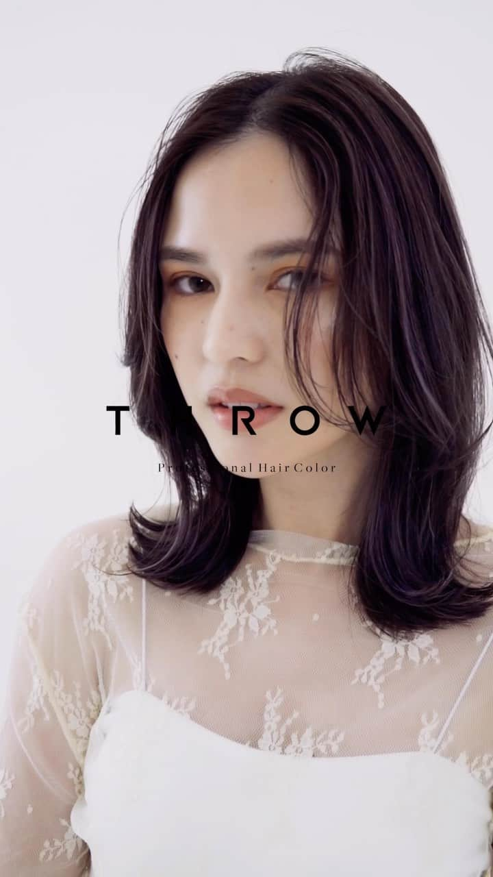 THROW 【スロウ】のインスタグラム：「【新色THROW SHEERレシピ公開👇】 KILLA @much.killa 北間氏による　#スロウカラーレシピ　公開中‼︎ ・ ☑︎薬剤レシピ #ピンクラベンダー ・ BASE 中間〜毛先9Lv ハイライト18Lv 根元　B/07 : Mt/06 1:1 3% 毛先　Pink Lavender : C/00 1:2 3% ・ ハイライトでデザイン性を持たせたピンクラベンダー。 ハイライト部分は淡めの色なので残留もせず、 色落ちも綺麗になります。 ・ #透明感カラー　#シアカラー　#シアーカラー  ・ 複雑で繊細さを要するハイトーンカラーを、補⾊も⾊みもアルカリも、全てを1本で叶えるSHEER COLORシリーズ。 ・ #throwcolor #スロウカラー #throwカラー　 #sheercolor #sheerカラー #onecolor #oneカラー  #ビーブリーチ #外国人風カラー #ビーエックス」