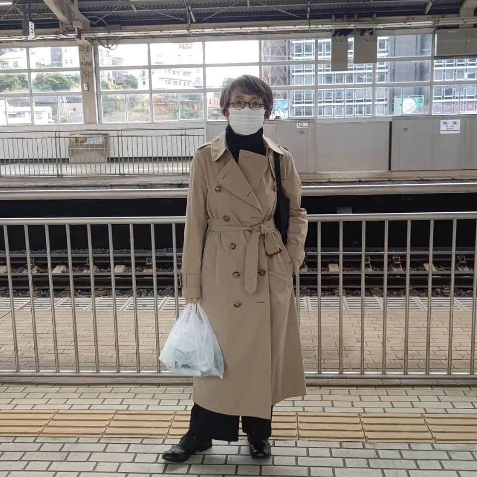 のインスタグラム：「プチ旅行で熱海に～🙌 美味しい串焼きを頂き、海が見える友人のお宅で一泊。 季節外れの花火が綺麗～🌠  しっかりリフレッシュできました‼️ 又明日から頑張ります🙋  #熱海の花火 #安奈淳」