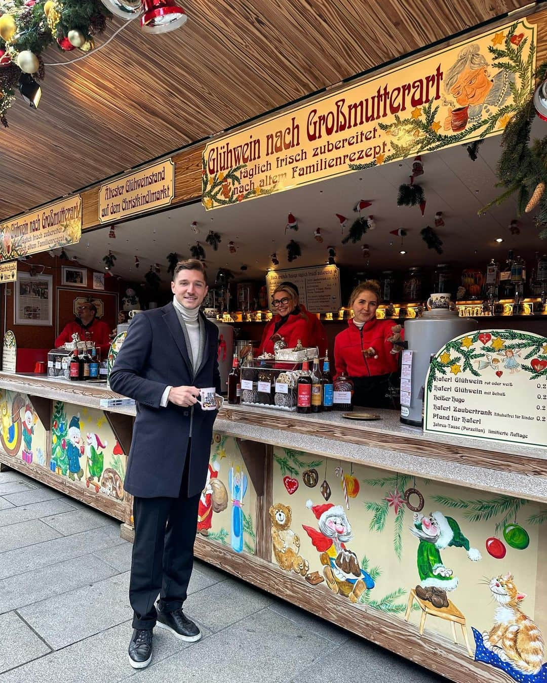 ニクラス・シュタルクのインスタグラム：「Weihnachtsmarkt opening bei meinen Freunden am besten & ältesten Glühweinstand Münchens 🍷!! @gluehwein_grossmutterart」