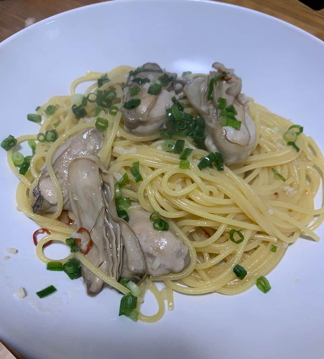 津田篤宏のインスタグラム：「小林幸子さんに買ってもらった牡蠣をパスタにして食べた めちゃくちゃ美味いやないかい！」