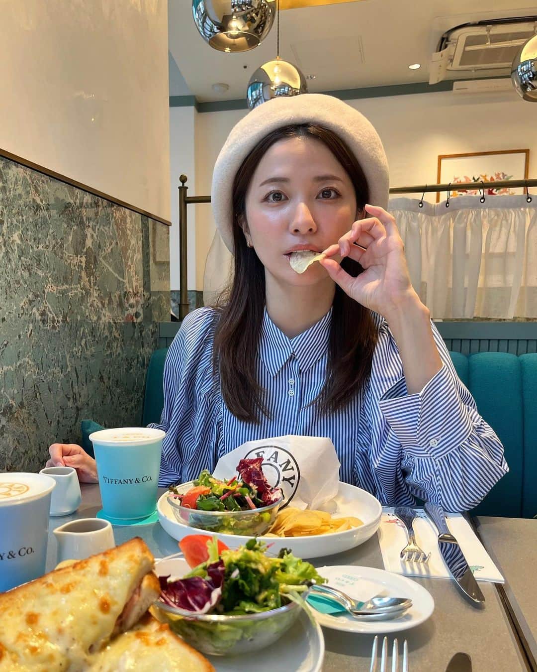 のインスタグラム：「やっと行けたー🥺💎Tiffany cafe☕️ @anniversaire_cafe   ティファニーブルーって本当大好き👗  スモークサーモンのベーグルも美味しすぎました🥯  メニューもラテも可愛いし、お砂糖すら可愛い🥺 どこを撮っても可愛すぎて写真100枚は撮っちゃったわよ←  ファンクラブにもたくさん載せちゃうもんねー😛✌️  今日は1日ここちゃんとのんびりデートdayで生き返った👭💜🌈」