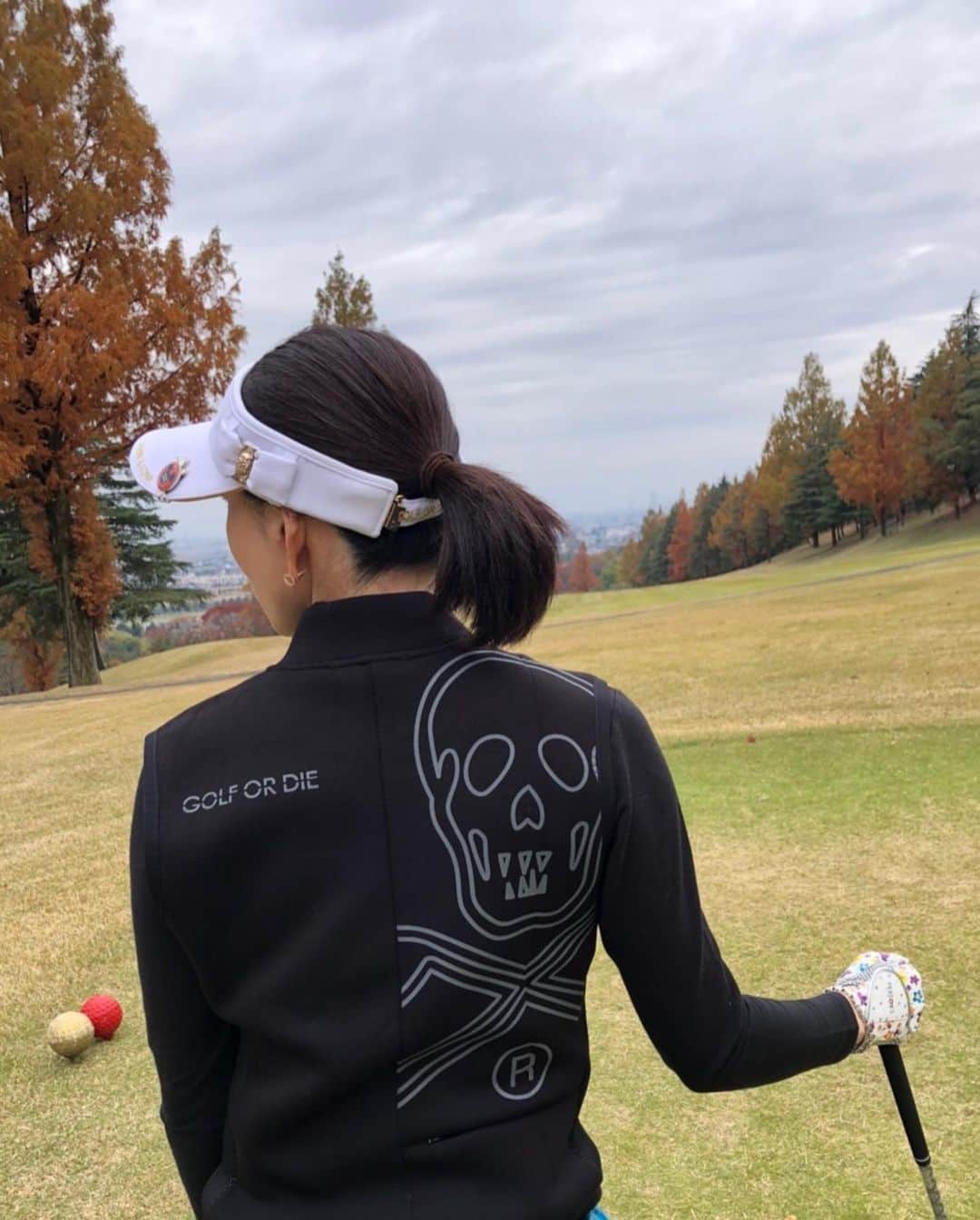 坂村かおるのインスタグラム：「「GOLF OR DIE」 なので死なない程度にゴルフをやっています💦 ・ 死ぬ気で頑張りたいけど💦 ・ ・  いつも「いいね！」を頂きありがとうございます。 皆さんのコメントに元気を貰っています😊  #クィーンオブ美魔女 #team美魔女 #美ST #坂村かおる #トータルビューティーアドバイザー #美しく老いる #バランス #美容 #コスメ #ファッション #今日のコーデ #トータルバランス #お洒落な人と繋がりたい #コスメ好きな人と繋がりたい #美意識高い人と繋がりたい #美魔女 #美魔女が変わる #アップデートしてる人と繋がりたい #自分らしくアップデート #ゴルフ女子と繋がりたい  #ゴルフコーデ」
