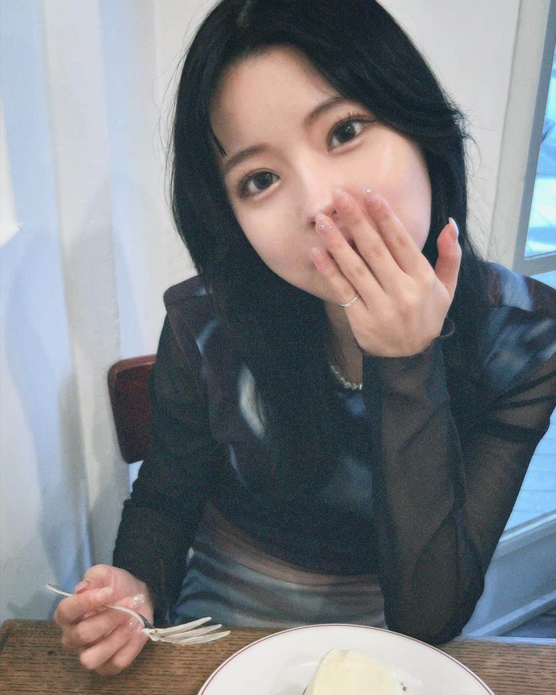 sarimaru(国木田さりまる)のインスタグラム：「前髪上げるようになってから大人になったなぁ〜ってしみじみ感じてます🥲💭 慣れてなくて未だにそわそわする。」