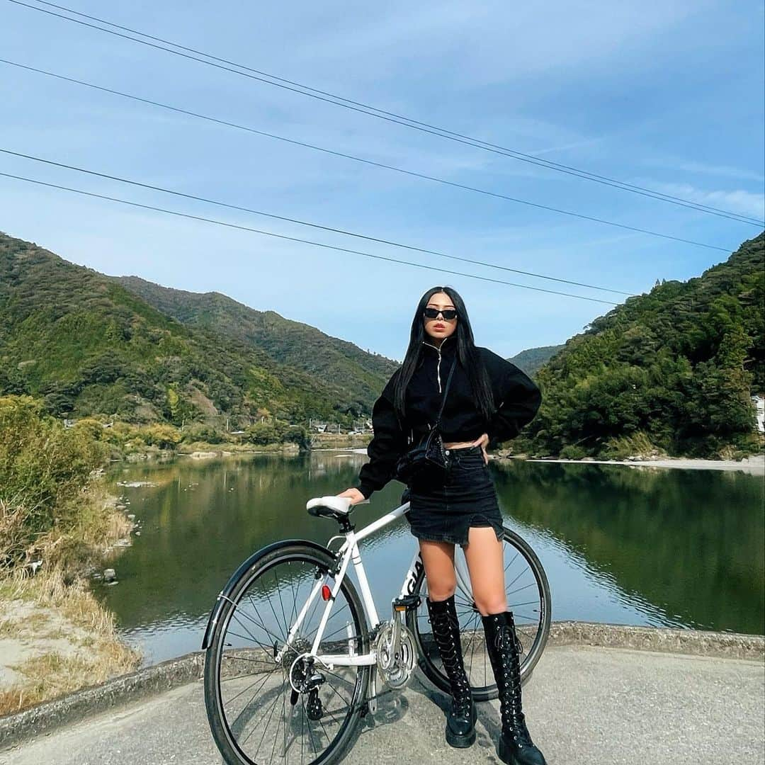 あやか（石山彩花）さんのインスタグラム写真 - (あやか（石山彩花）Instagram)「20kmのサイクリング🚴‍♀️  仁淀川は凄く澄んでて素敵だった。 レンタカー空いてなくてサイクリングになったんだけどそれもそれでよかった😊  今日はブラックコーデ @blondey_official の裏起毛の ショート丈ハーフジップ使いやすくて めっちゃ愛用してます。  #blondey #仁淀川 #高知 #高知旅行」11月21日 20時40分 - ayakateen821