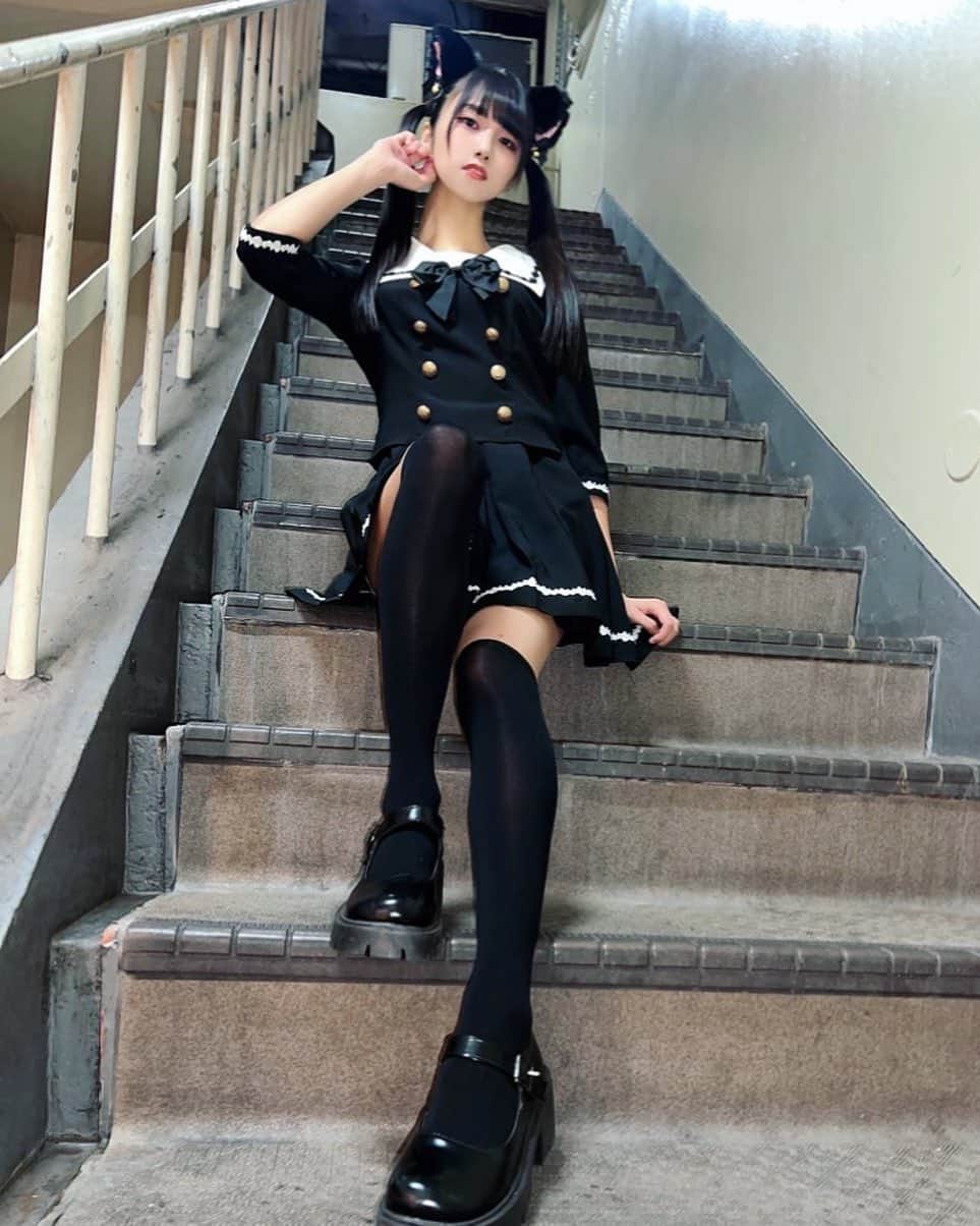 のインスタグラム：「女王様(風) #コスプレ女子  #猫耳  #ニーハイ  #ニーハイソックス  #絶対領域  #太もも  #ツインテール  #shein  #shein購入品 #黒髪ロング  #美脚  #足  #足フェチ  #脚フェチ  #ふともも  #ふとももフェチ #idol」
