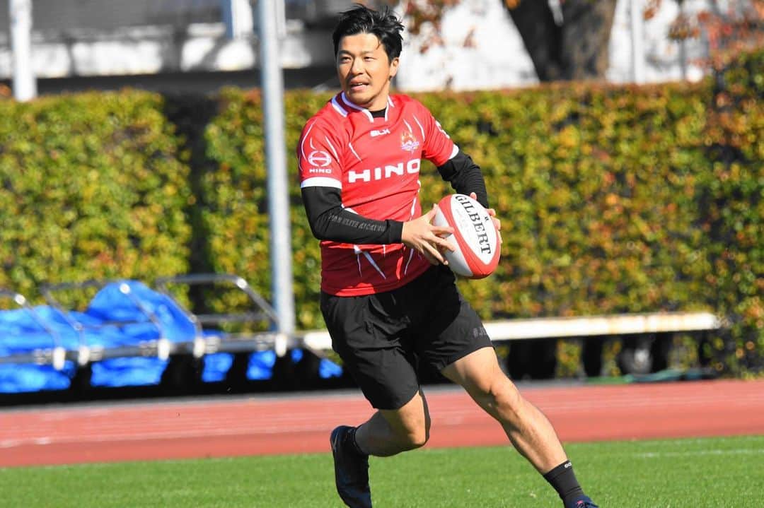 君島良夫のインスタグラム：「Old boys game Hino v Toyota. Rugby is great!  日野自動車とトヨタ自動車伝統のOB定期戦に日野レッドドルフィンズ(@hinoreddolphins_official)のOBとして出場しました。3年ぶりの試合。かつての仲間や対戦相手とプレーできるのは改めて良いものです。2年しか在籍しなかったのに、今でも呼んでくれる日野の仲間たちにも感謝です。ちなみに試合は史上初めて日野OBがトヨタOBに勝ちました。歴史に残る試合になったみたいです。笑」
