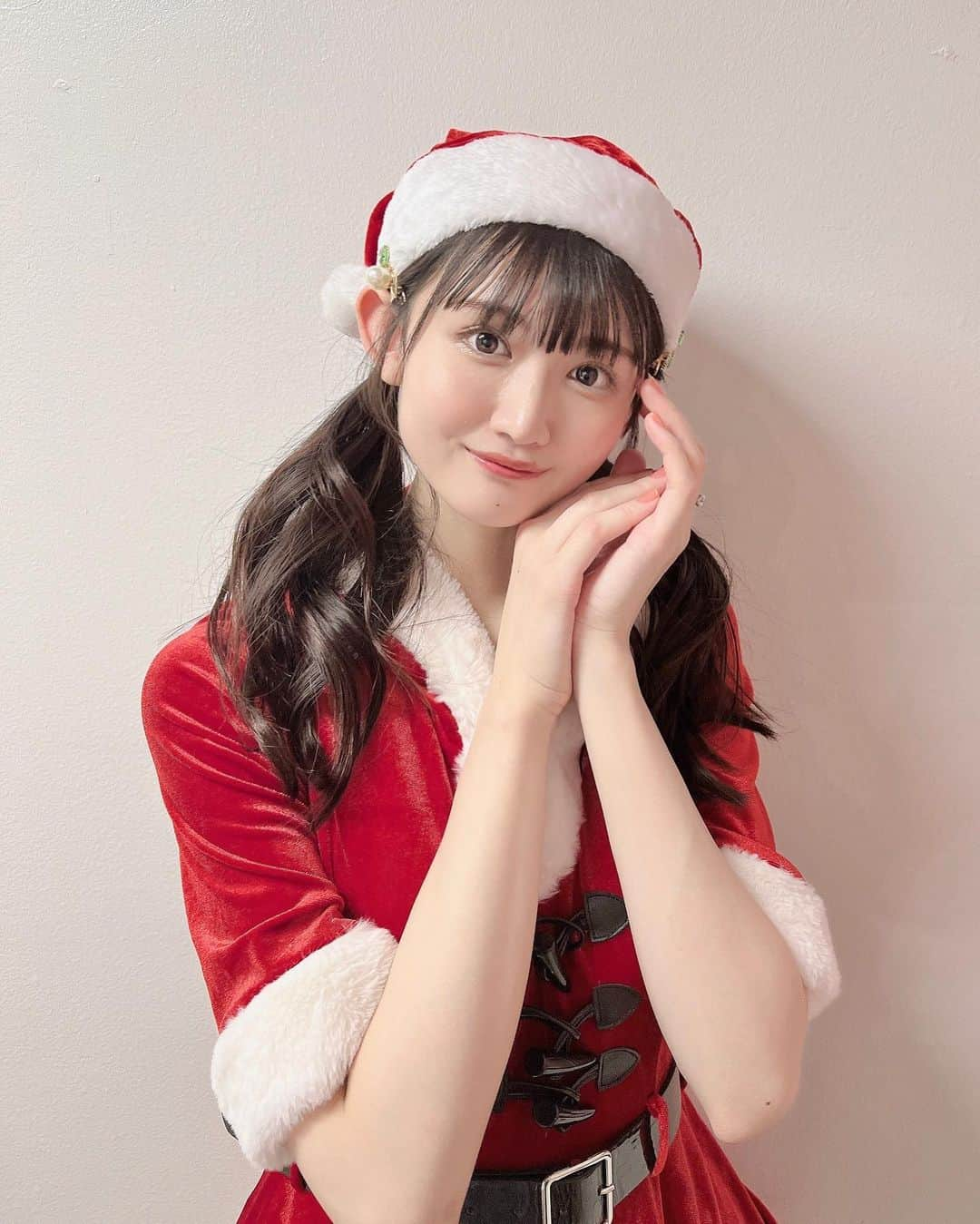 長谷川里桃さんのインスタグラム写真 - (長谷川里桃Instagram)「⁡ ⁡ 生誕祭 #待っててりももん　 本当にありがとうございました🍑🫧 ⁡ ⁡ 楽しんでいただけたでしょうか❔ ⁡ ⁡ みんなに会いたくて、ずっと会いたくて この日を心の底から待ち遠しく思っていました。 ⁡ そして当日は、みなさんのおかげで 優しい幸せに満たされて いまふわふわ浸っています...☁️🤍 ⁡ ⁡ ⁡ まず、みんなのお顔が近くで見られて 最高に嬉しかったです。 ⁡ 特典のこと、グッズのこと、衣装のこと、企画のこと、今年の出演作への感想や日々のことなど 思い思いの言葉でみなさん伝えてくれたことも とても嬉しかったです。 ありがとうございますꕤ.｡ ⁡ ⁡ ついるんるんして距離を詰めがちなので 驚いた方ごめんなさい。 ⁡ ⁡ ⁡ また、入場の演出や所々で、皆さまのところに行かせていただきました。 どうしてもみんなのそばに行きたくて、それもできれば何度も行きたくて マネージャーさんにお願いしたら叶えてくださいました。 ⁡ ⁡ 「近くに感じてほしい」というのは わたしが叶えたいことの1つで... ⁡ ⁡ 換気やこまめな消毒、その他いろいろな感染症対策を講じてくれたマネさんたちおかげなんです。 ⁡ 皆さまもご協力ありがとうございました。 ⁡ ⁡ ⁡ ここからは、一緒に盛り上げてくれた方々に 感謝の気持ちをちょっとだけ... 書き足りないけどもはや作文になってしまいそうなので、必死にまとめました🙇🏻‍♂️ ⁡ ⁡ ⁡ ⁡ MCを務めてくれためぐちゃん 初MCとは思えないほど、打ち合わせから頼もしくて 私とりももんずがどうしたらより楽しく過ごせるかを1番に考えながら隣で支えてくれました✧‧˚ 始まる前はね、めぐちゃん自身とっても緊張してたのに、楽屋でもずっと優しかったなぁ... ありがとう、めぐちゃん。 ⁡ ⁡ １部ゲストの真尋 底抜けに明るくていつも笑ってるイメージしかないけど、時に人のために泣けるような、本当にあたたかい子。わたしも何度も助けられてきました。 真尋のツアーやイベント、みんな遊びに行ってみてね！わたしも行きたい！笑 ありがとう、真尋。 ⁡ ⁡ ２部ゲストのなるぽん 初めましてのあの日、勇気を出して話しかけて本当に良かった。 誰に対しても優しくて、気配りができる、そして絶妙に面白い。笑 一緒にいる時は、穏やかな時間に包まれて私らしくいさせてくれるんです。 ありがとう、なるぽん。 ⁡ ⁡ 天才ヘアメイクさん 毎年2人で、生誕祭を「結婚式」と題し並々ならぬ気合いで挑んでいます。 毎回最高のヘアメイクで信頼が止まらない... 最後の大きなリボンね、真ん中の丸い髪飾りと3本のリボンは全く別物だったんです。 それを組み合わせてあんなに可愛いヘアにしてくれました感激...!! ちなみに真ん中の髪飾りはゆぅさんからプレゼント...うれしい〜〜〜っっ🤍 本当にありがとうございました。 ⁡ ⁡ ⁡ ⁡ そして最後に。 このイベントを創ってくれたマネージャーさん。 ⁡ ⁡ 私がお仕事でなかなか準備ができない時期も イベントの骨組みから少しずつ進めてくれていて。 ⁡ 色んな制約がある中で、 どうしたらりももんずが笑顔になってくれるか、楽しんでくれるか そして、私が届けたいことを形にできるか。 ⁡ りももんずのことも私のことも最大限考えて、たくさんの夢を叶えて下さいました。 ⁡ ⁡ あとこんな素敵なケーキ...聞いてない~~(;_;) とってもおいしいスフレチーズケーキでした🧀ˎˊ˗ ⁡ ⁡ ⁡ ⁡ 長い時間お待たせしてしまったり 開演が遅れたりしてご迷惑をお掛けしたこと、 申し訳ありませんでした。 ⁡ この反省を今後のイベントに活かして より楽しんでいただけるようにいたします。 ⁡ ⁡ ⁡ ⁡ いっぱい幸せをもらったので また1年、ふわふわと、そして日々全力で 頑張ってまいります。 ⁡ ⁡ 少し早いお誕生日祝い、本当にありがとう。 ⁡ みんなの笑顔とみんなと過ごす時間が なによりわたしの幸せです。 ⁡ ⁡ だいすき🤍 これからもよろしくお願いします☺️ ⁡」11月21日 20時55分 - rimo_official