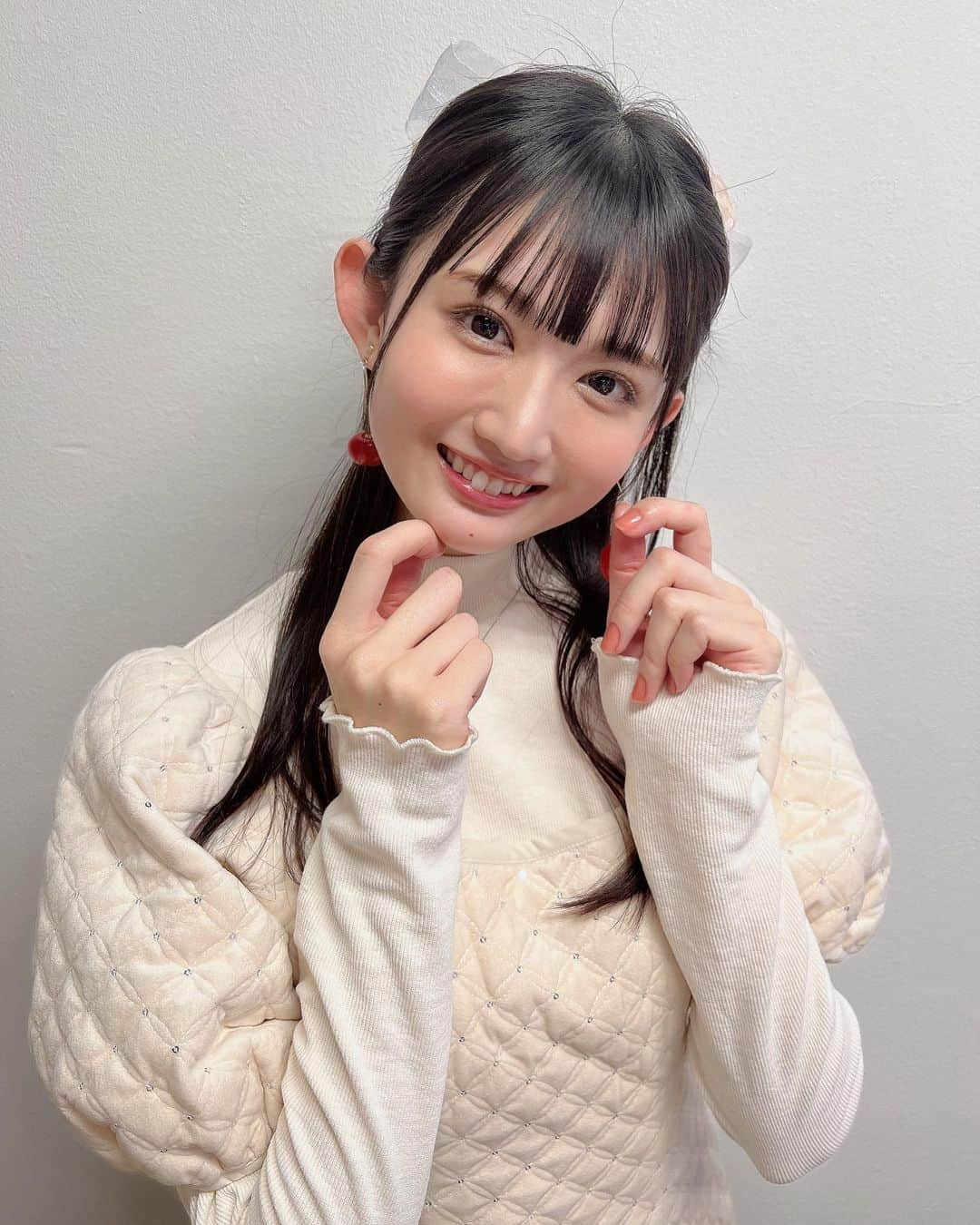 長谷川里桃さんのインスタグラム写真 - (長谷川里桃Instagram)「⁡ ⁡ 生誕祭 #待っててりももん　 本当にありがとうございました🍑🫧 ⁡ ⁡ 楽しんでいただけたでしょうか❔ ⁡ ⁡ みんなに会いたくて、ずっと会いたくて この日を心の底から待ち遠しく思っていました。 ⁡ そして当日は、みなさんのおかげで 優しい幸せに満たされて いまふわふわ浸っています...☁️🤍 ⁡ ⁡ ⁡ まず、みんなのお顔が近くで見られて 最高に嬉しかったです。 ⁡ 特典のこと、グッズのこと、衣装のこと、企画のこと、今年の出演作への感想や日々のことなど 思い思いの言葉でみなさん伝えてくれたことも とても嬉しかったです。 ありがとうございますꕤ.｡ ⁡ ⁡ ついるんるんして距離を詰めがちなので 驚いた方ごめんなさい。 ⁡ ⁡ ⁡ また、入場の演出や所々で、皆さまのところに行かせていただきました。 どうしてもみんなのそばに行きたくて、それもできれば何度も行きたくて マネージャーさんにお願いしたら叶えてくださいました。 ⁡ ⁡ 「近くに感じてほしい」というのは わたしが叶えたいことの1つで... ⁡ ⁡ 換気やこまめな消毒、その他いろいろな感染症対策を講じてくれたマネさんたちおかげなんです。 ⁡ 皆さまもご協力ありがとうございました。 ⁡ ⁡ ⁡ ここからは、一緒に盛り上げてくれた方々に 感謝の気持ちをちょっとだけ... 書き足りないけどもはや作文になってしまいそうなので、必死にまとめました🙇🏻‍♂️ ⁡ ⁡ ⁡ ⁡ MCを務めてくれためぐちゃん 初MCとは思えないほど、打ち合わせから頼もしくて 私とりももんずがどうしたらより楽しく過ごせるかを1番に考えながら隣で支えてくれました✧‧˚ 始まる前はね、めぐちゃん自身とっても緊張してたのに、楽屋でもずっと優しかったなぁ... ありがとう、めぐちゃん。 ⁡ ⁡ １部ゲストの真尋 底抜けに明るくていつも笑ってるイメージしかないけど、時に人のために泣けるような、本当にあたたかい子。わたしも何度も助けられてきました。 真尋のツアーやイベント、みんな遊びに行ってみてね！わたしも行きたい！笑 ありがとう、真尋。 ⁡ ⁡ ２部ゲストのなるぽん 初めましてのあの日、勇気を出して話しかけて本当に良かった。 誰に対しても優しくて、気配りができる、そして絶妙に面白い。笑 一緒にいる時は、穏やかな時間に包まれて私らしくいさせてくれるんです。 ありがとう、なるぽん。 ⁡ ⁡ 天才ヘアメイクさん 毎年2人で、生誕祭を「結婚式」と題し並々ならぬ気合いで挑んでいます。 毎回最高のヘアメイクで信頼が止まらない... 最後の大きなリボンね、真ん中の丸い髪飾りと3本のリボンは全く別物だったんです。 それを組み合わせてあんなに可愛いヘアにしてくれました感激...!! ちなみに真ん中の髪飾りはゆぅさんからプレゼント...うれしい〜〜〜っっ🤍 本当にありがとうございました。 ⁡ ⁡ ⁡ ⁡ そして最後に。 このイベントを創ってくれたマネージャーさん。 ⁡ ⁡ 私がお仕事でなかなか準備ができない時期も イベントの骨組みから少しずつ進めてくれていて。 ⁡ 色んな制約がある中で、 どうしたらりももんずが笑顔になってくれるか、楽しんでくれるか そして、私が届けたいことを形にできるか。 ⁡ りももんずのことも私のことも最大限考えて、たくさんの夢を叶えて下さいました。 ⁡ ⁡ あとこんな素敵なケーキ...聞いてない~~(;_;) とってもおいしいスフレチーズケーキでした🧀ˎˊ˗ ⁡ ⁡ ⁡ ⁡ 長い時間お待たせしてしまったり 開演が遅れたりしてご迷惑をお掛けしたこと、 申し訳ありませんでした。 ⁡ この反省を今後のイベントに活かして より楽しんでいただけるようにいたします。 ⁡ ⁡ ⁡ ⁡ いっぱい幸せをもらったので また1年、ふわふわと、そして日々全力で 頑張ってまいります。 ⁡ ⁡ 少し早いお誕生日祝い、本当にありがとう。 ⁡ みんなの笑顔とみんなと過ごす時間が なによりわたしの幸せです。 ⁡ ⁡ だいすき🤍 これからもよろしくお願いします☺️ ⁡」11月21日 20時55分 - rimo_official