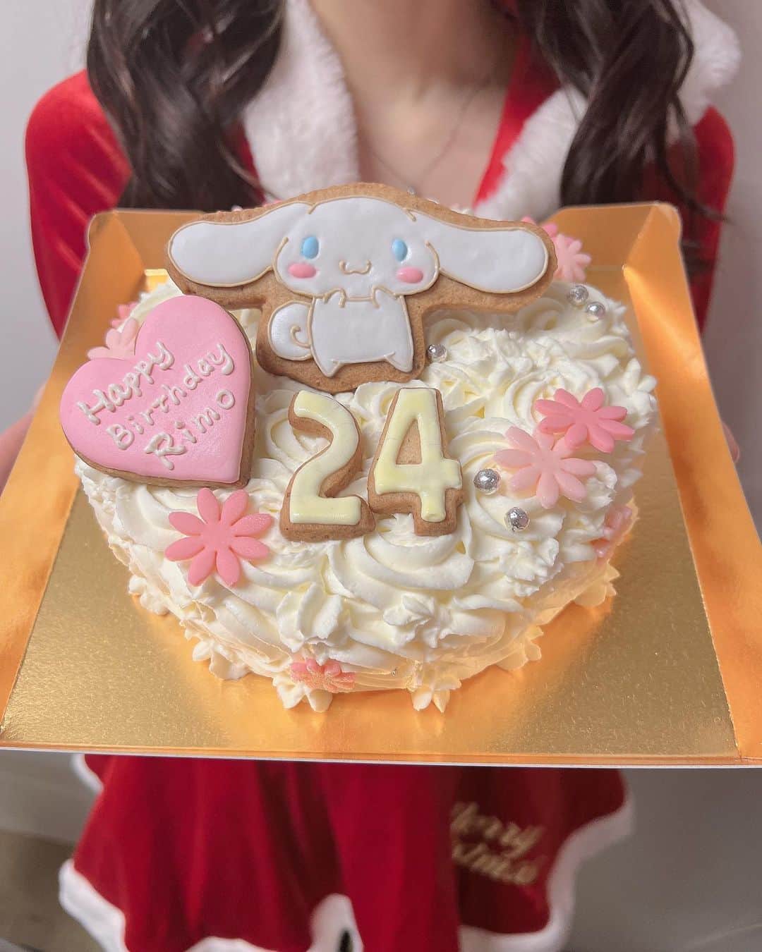 長谷川里桃のインスタグラム：「⁡ ⁡ 生誕祭 #待っててりももん　 本当にありがとうございました🍑🫧 ⁡ ⁡ 楽しんでいただけたでしょうか❔ ⁡ ⁡ みんなに会いたくて、ずっと会いたくて この日を心の底から待ち遠しく思っていました。 ⁡ そして当日は、みなさんのおかげで 優しい幸せに満たされて いまふわふわ浸っています...☁️🤍 ⁡ ⁡ ⁡ まず、みんなのお顔が近くで見られて 最高に嬉しかったです。 ⁡ 特典のこと、グッズのこと、衣装のこと、企画のこと、今年の出演作への感想や日々のことなど 思い思いの言葉でみなさん伝えてくれたことも とても嬉しかったです。 ありがとうございますꕤ.｡ ⁡ ⁡ ついるんるんして距離を詰めがちなので 驚いた方ごめんなさい。 ⁡ ⁡ ⁡ また、入場の演出や所々で、皆さまのところに行かせていただきました。 どうしてもみんなのそばに行きたくて、それもできれば何度も行きたくて マネージャーさんにお願いしたら叶えてくださいました。 ⁡ ⁡ 「近くに感じてほしい」というのは わたしが叶えたいことの1つで... ⁡ ⁡ 換気やこまめな消毒、その他いろいろな感染症対策を講じてくれたマネさんたちおかげなんです。 ⁡ 皆さまもご協力ありがとうございました。 ⁡ ⁡ ⁡ ここからは、一緒に盛り上げてくれた方々に 感謝の気持ちをちょっとだけ... 書き足りないけどもはや作文になってしまいそうなので、必死にまとめました🙇🏻‍♂️ ⁡ ⁡ ⁡ ⁡ MCを務めてくれためぐちゃん 初MCとは思えないほど、打ち合わせから頼もしくて 私とりももんずがどうしたらより楽しく過ごせるかを1番に考えながら隣で支えてくれました✧‧˚ 始まる前はね、めぐちゃん自身とっても緊張してたのに、楽屋でもずっと優しかったなぁ... ありがとう、めぐちゃん。 ⁡ ⁡ １部ゲストの真尋 底抜けに明るくていつも笑ってるイメージしかないけど、時に人のために泣けるような、本当にあたたかい子。わたしも何度も助けられてきました。 真尋のツアーやイベント、みんな遊びに行ってみてね！わたしも行きたい！笑 ありがとう、真尋。 ⁡ ⁡ ２部ゲストのなるぽん 初めましてのあの日、勇気を出して話しかけて本当に良かった。 誰に対しても優しくて、気配りができる、そして絶妙に面白い。笑 一緒にいる時は、穏やかな時間に包まれて私らしくいさせてくれるんです。 ありがとう、なるぽん。 ⁡ ⁡ 天才ヘアメイクさん 毎年2人で、生誕祭を「結婚式」と題し並々ならぬ気合いで挑んでいます。 毎回最高のヘアメイクで信頼が止まらない... 最後の大きなリボンね、真ん中の丸い髪飾りと3本のリボンは全く別物だったんです。 それを組み合わせてあんなに可愛いヘアにしてくれました感激...!! ちなみに真ん中の髪飾りはゆぅさんからプレゼント...うれしい〜〜〜っっ🤍 本当にありがとうございました。 ⁡ ⁡ ⁡ ⁡ そして最後に。 このイベントを創ってくれたマネージャーさん。 ⁡ ⁡ 私がお仕事でなかなか準備ができない時期も イベントの骨組みから少しずつ進めてくれていて。 ⁡ 色んな制約がある中で、 どうしたらりももんずが笑顔になってくれるか、楽しんでくれるか そして、私が届けたいことを形にできるか。 ⁡ りももんずのことも私のことも最大限考えて、たくさんの夢を叶えて下さいました。 ⁡ ⁡ あとこんな素敵なケーキ...聞いてない~~(;_;) とってもおいしいスフレチーズケーキでした🧀ˎˊ˗ ⁡ ⁡ ⁡ ⁡ 長い時間お待たせしてしまったり 開演が遅れたりしてご迷惑をお掛けしたこと、 申し訳ありませんでした。 ⁡ この反省を今後のイベントに活かして より楽しんでいただけるようにいたします。 ⁡ ⁡ ⁡ ⁡ いっぱい幸せをもらったので また1年、ふわふわと、そして日々全力で 頑張ってまいります。 ⁡ ⁡ 少し早いお誕生日祝い、本当にありがとう。 ⁡ みんなの笑顔とみんなと過ごす時間が なによりわたしの幸せです。 ⁡ ⁡ だいすき🤍 これからもよろしくお願いします☺️ ⁡」